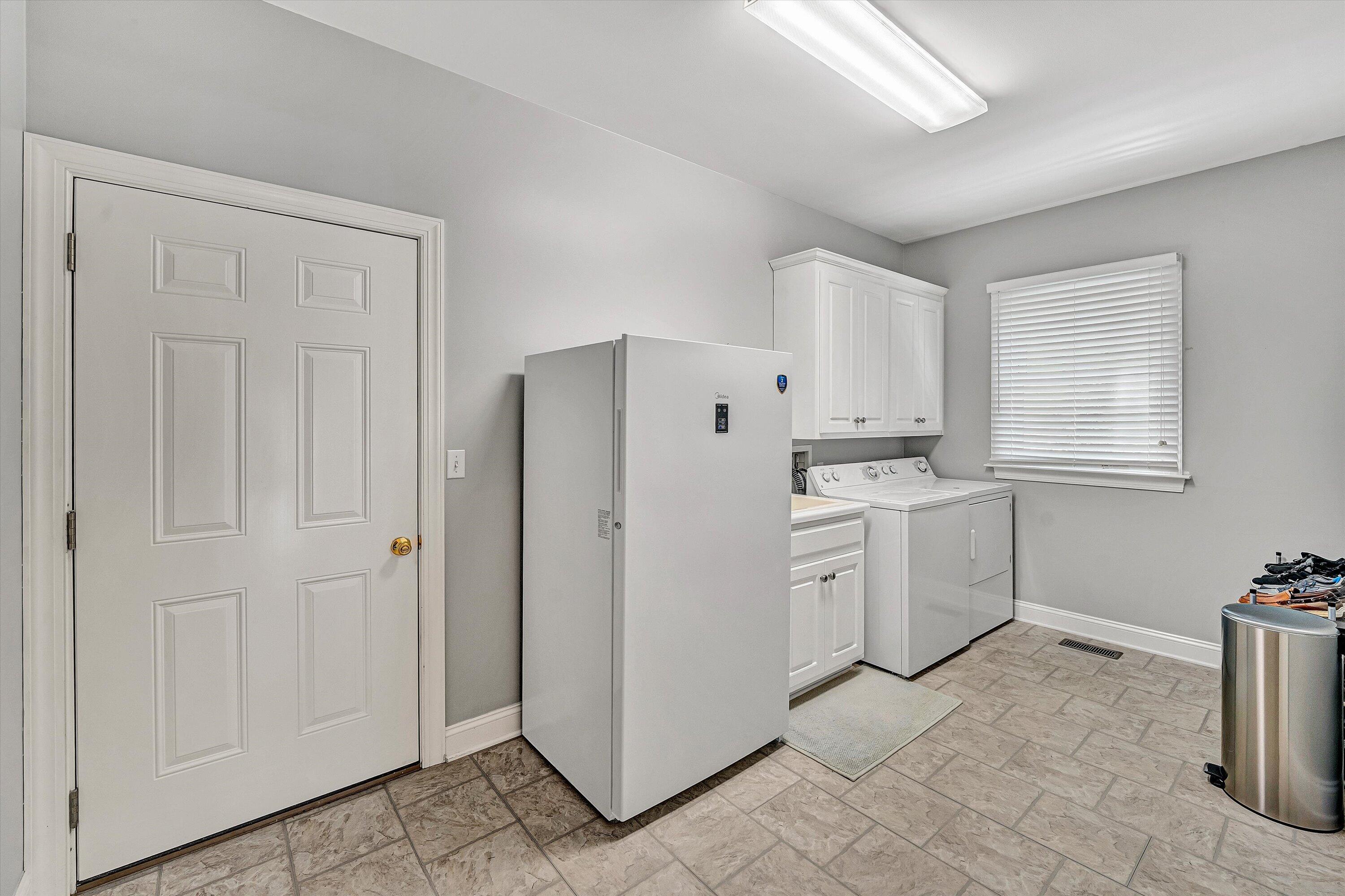 Moneta, Virginia, 24121, United States, 3 Bedrooms Bedrooms, ,3 BathroomsBathrooms,Residential,Active,2044179