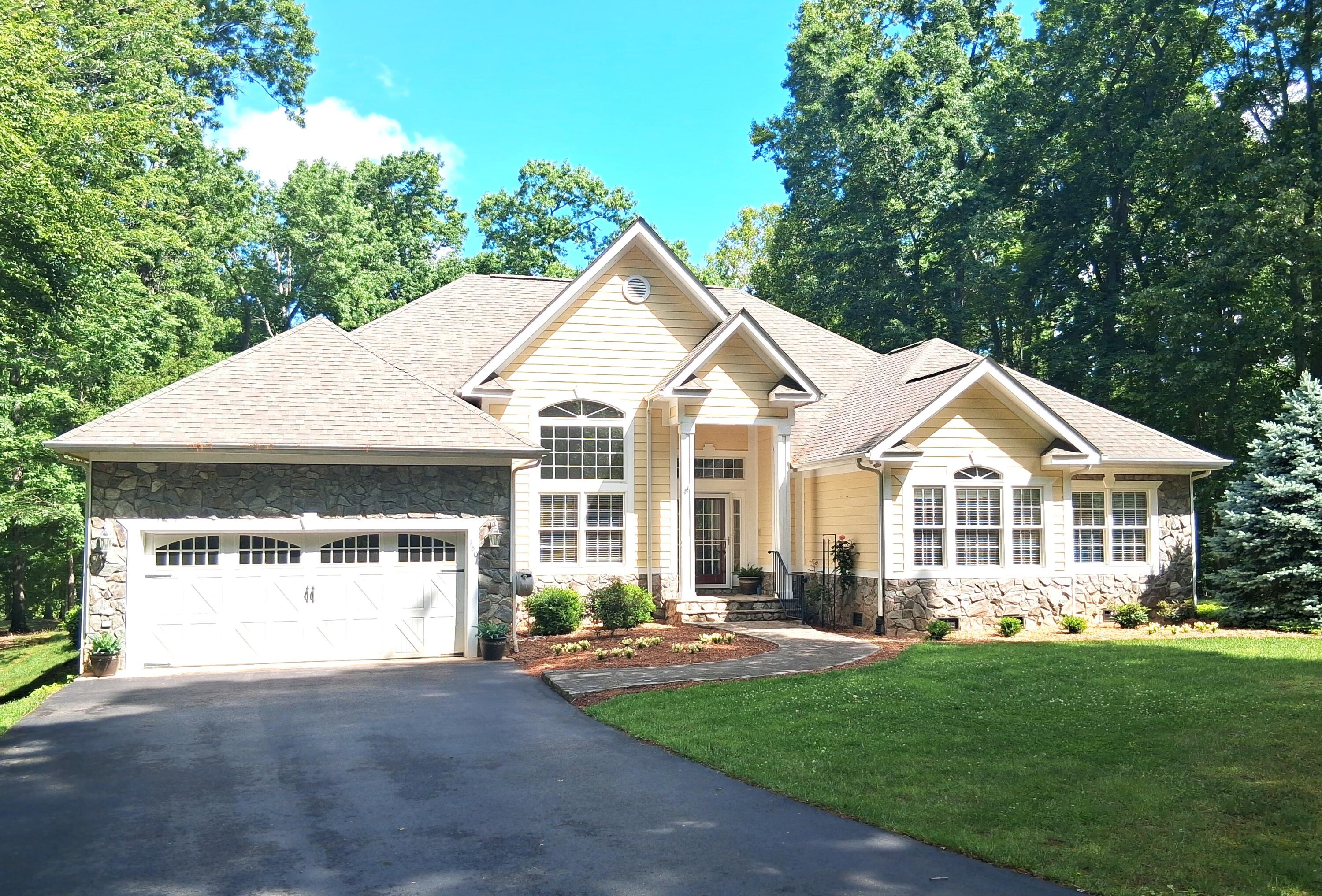 160 Galley Dr, Moneta, Virginia image 1