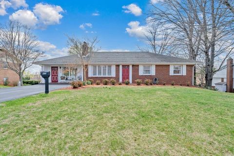 Homes For Sale - 405 Hilltop Dr<br/> Rocky Mount, VA 24151