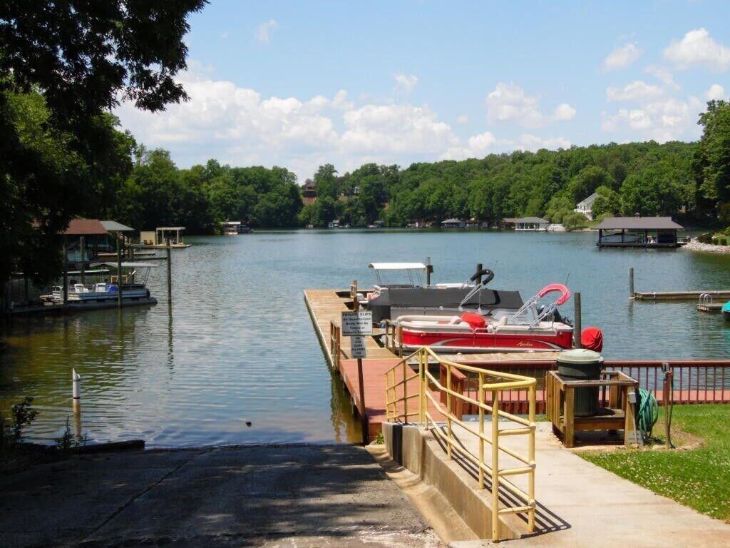 1085 Bluewater Dr #116, Moneta, Virginia image 2