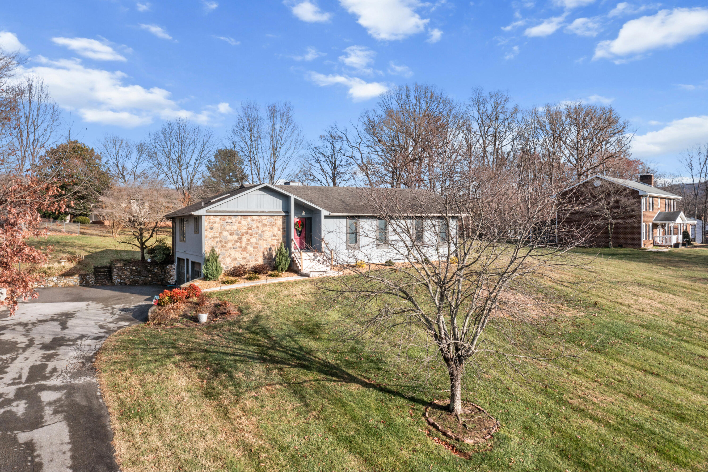 446 Rollingwood Ct, Troutville, Virginia image 2