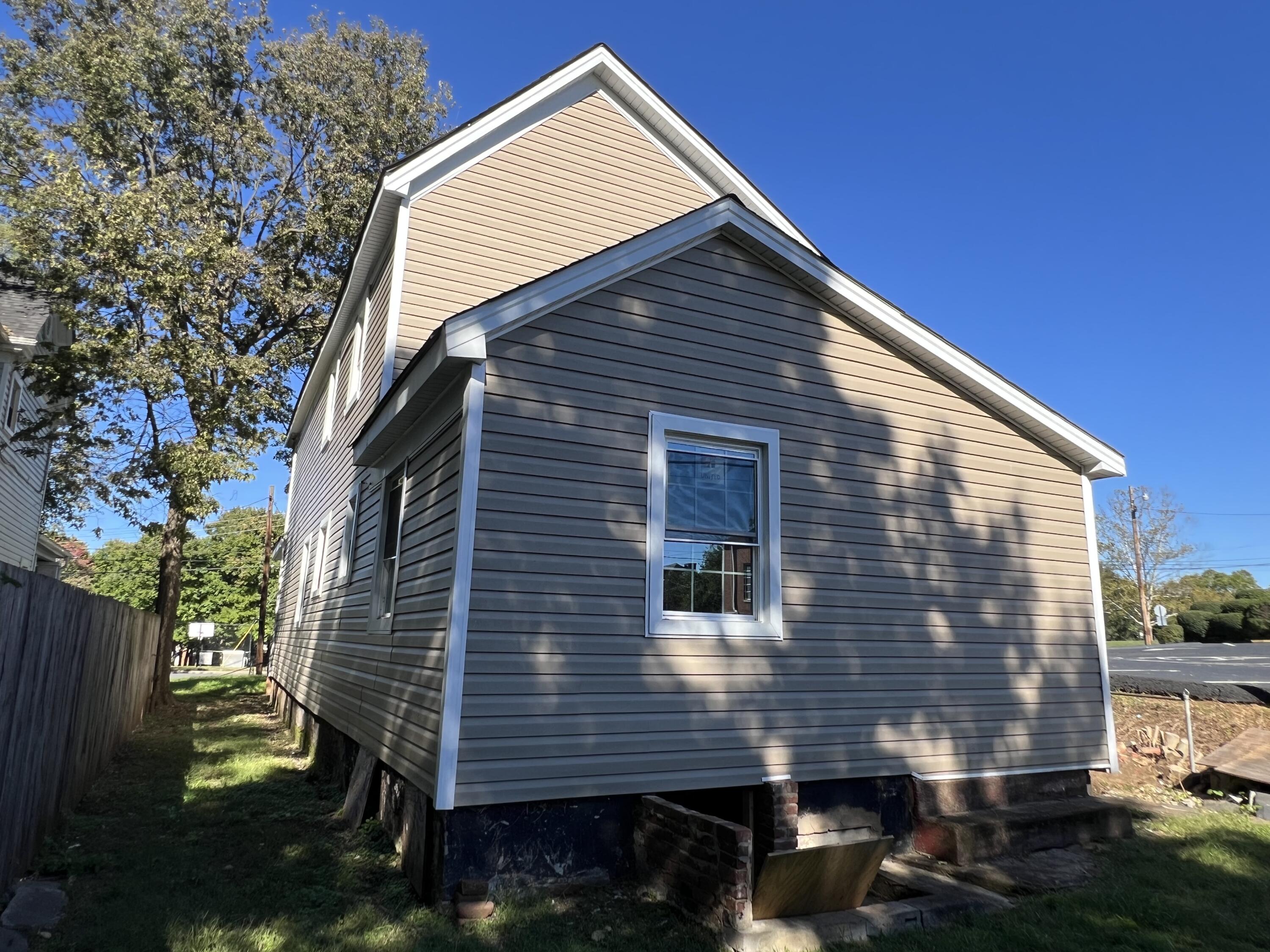 Roanoke, Virginia 24016, United States, 4 Bedrooms Bedrooms, ,3 BathroomsBathrooms,Residential,Pending,38031
