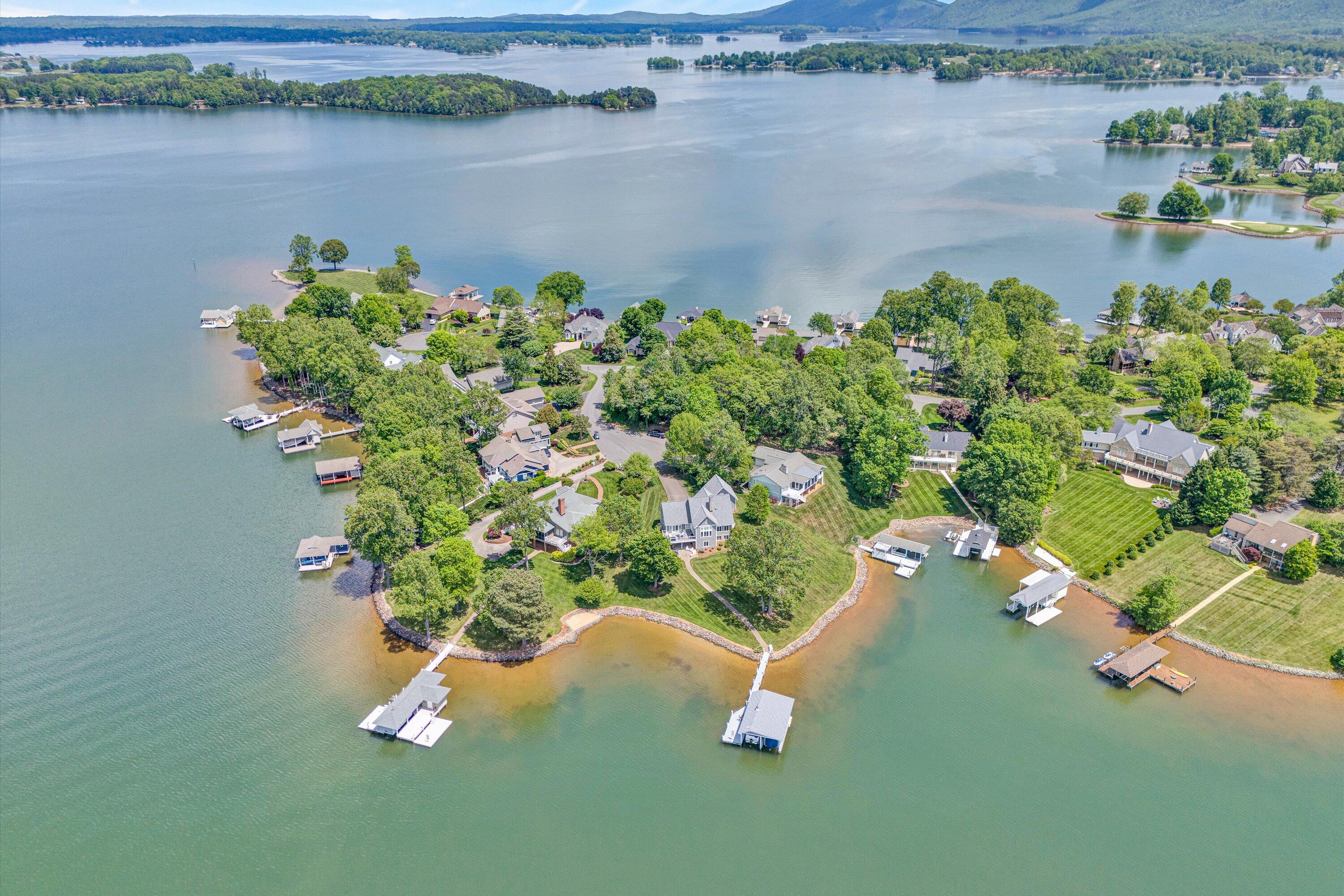 Penhook, Virginia 24137, United States, 3 Bedrooms Bedrooms, ,4 BathroomsBathrooms,Residential,Pending,118949