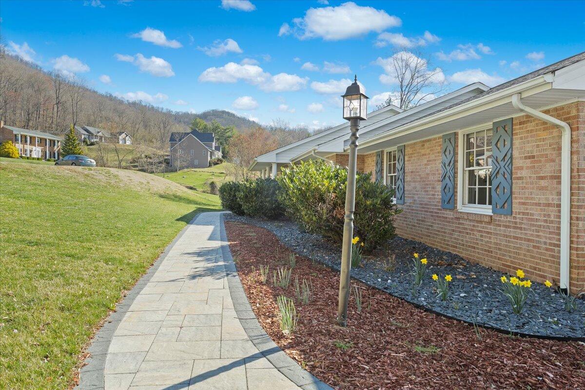 4339 Denbeigh Cir, Vinton, Virginia image 2