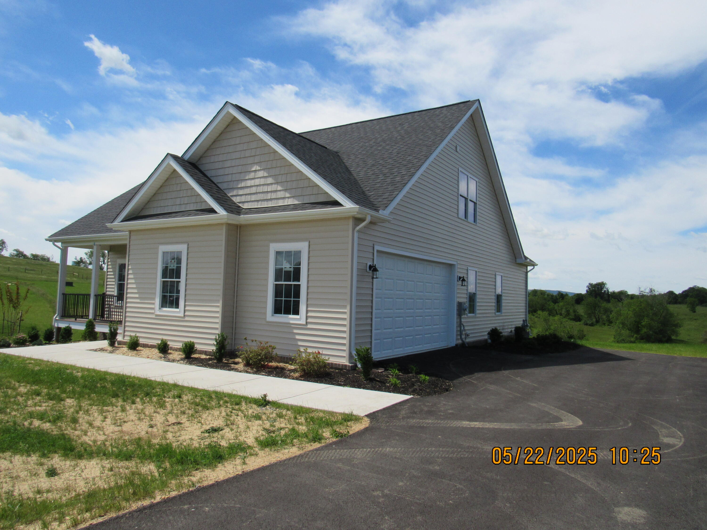 5231 Country Meadow Dr, Dublin, Virginia image 2