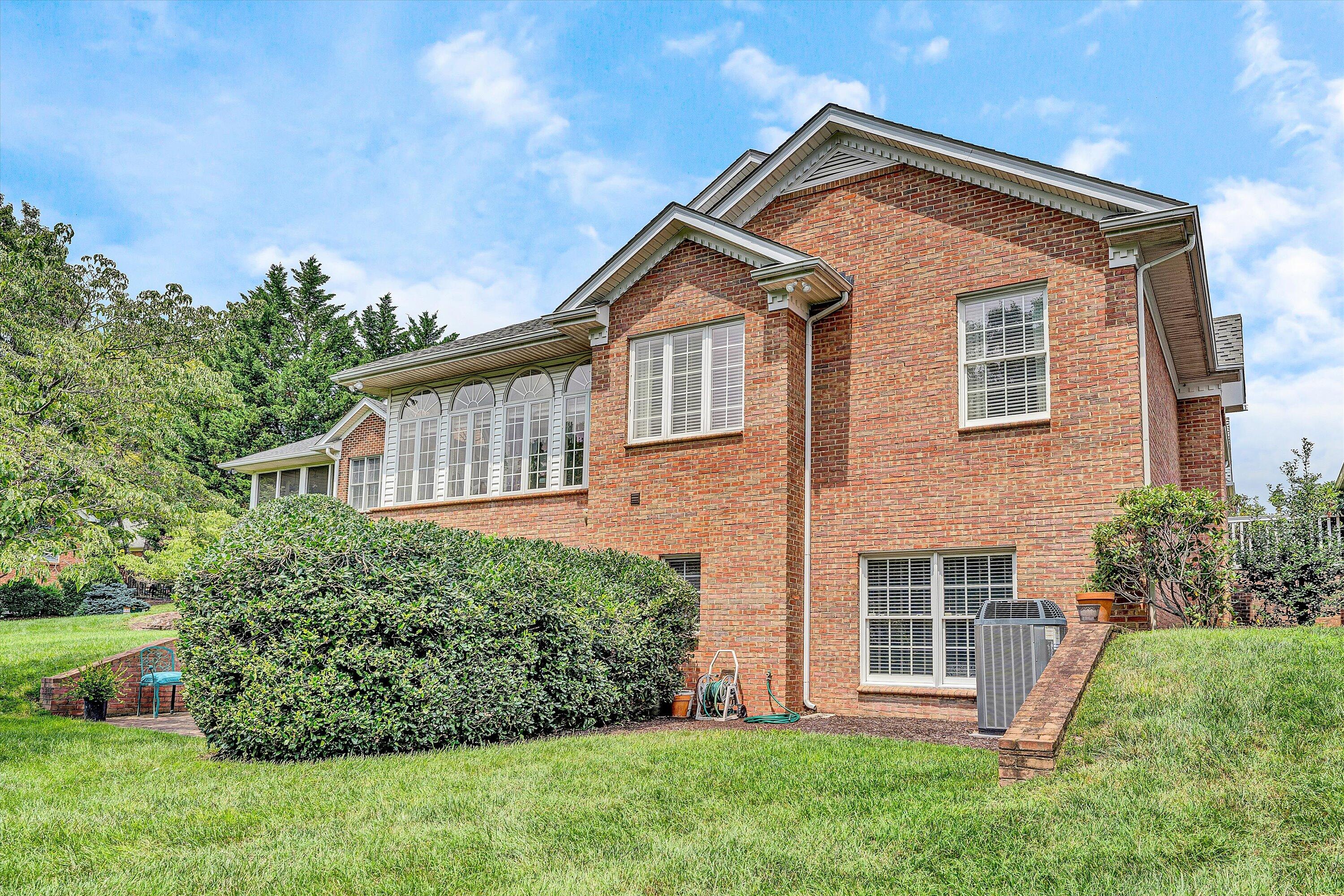 Roanoke, Virginia 24014, United States, 3 Bedrooms Bedrooms, ,4 BathroomsBathrooms,Residential,Pending,206014