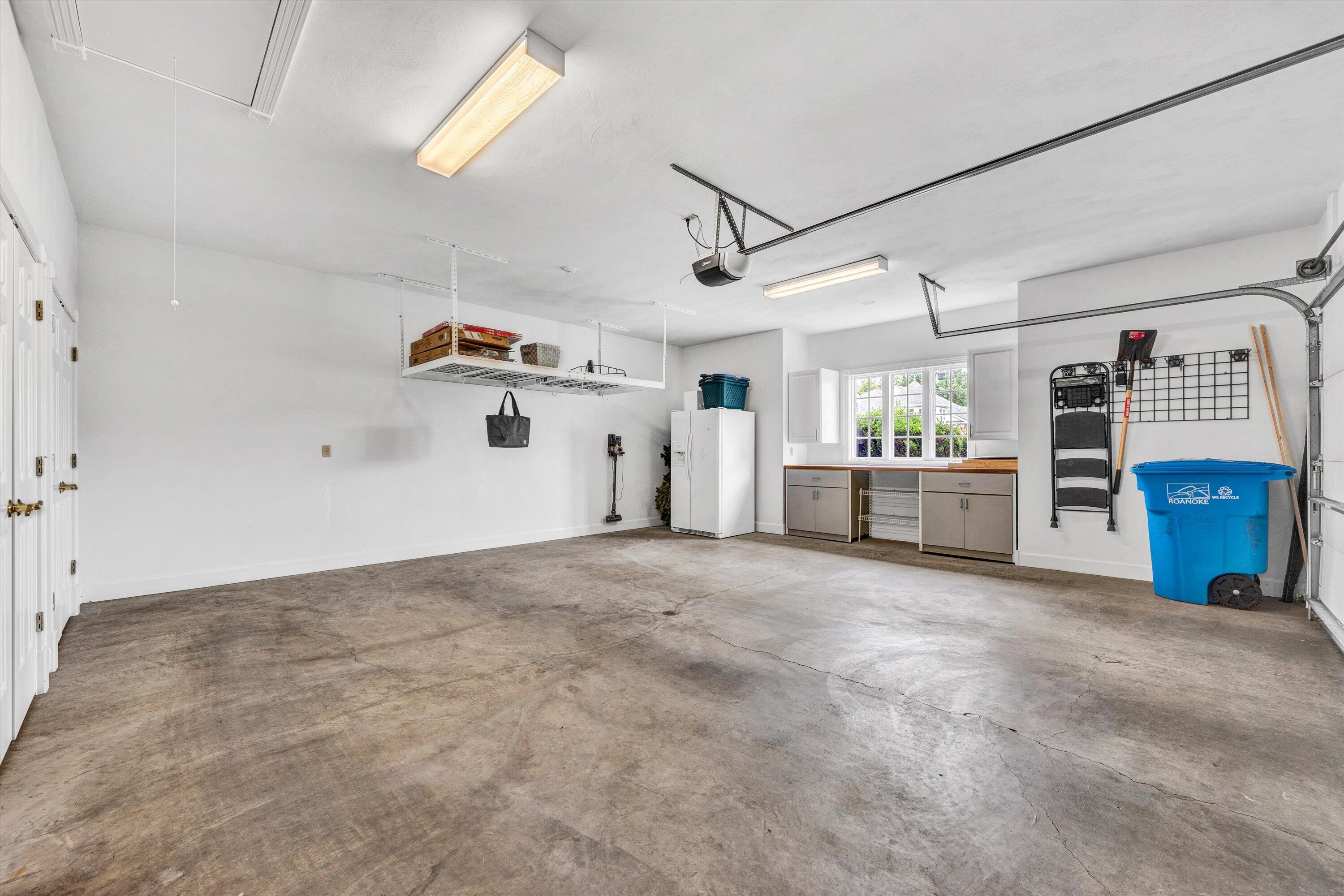 Roanoke, Virginia 24014, United States, 3 Bedrooms Bedrooms, ,4 BathroomsBathrooms,Residential,Pending,206014