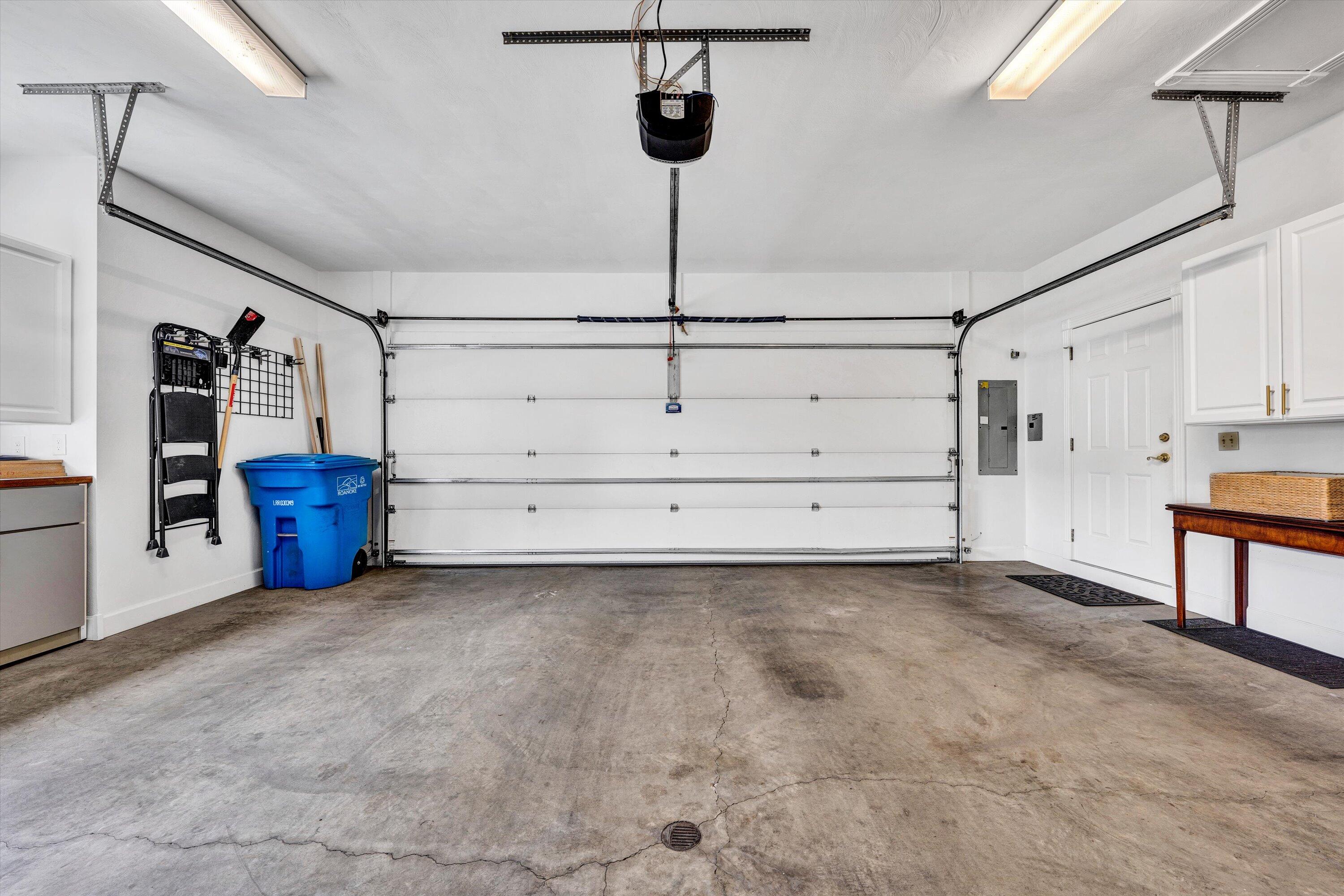 Roanoke, Virginia 24014, United States, 3 Bedrooms Bedrooms, ,4 BathroomsBathrooms,Residential,Pending,206014