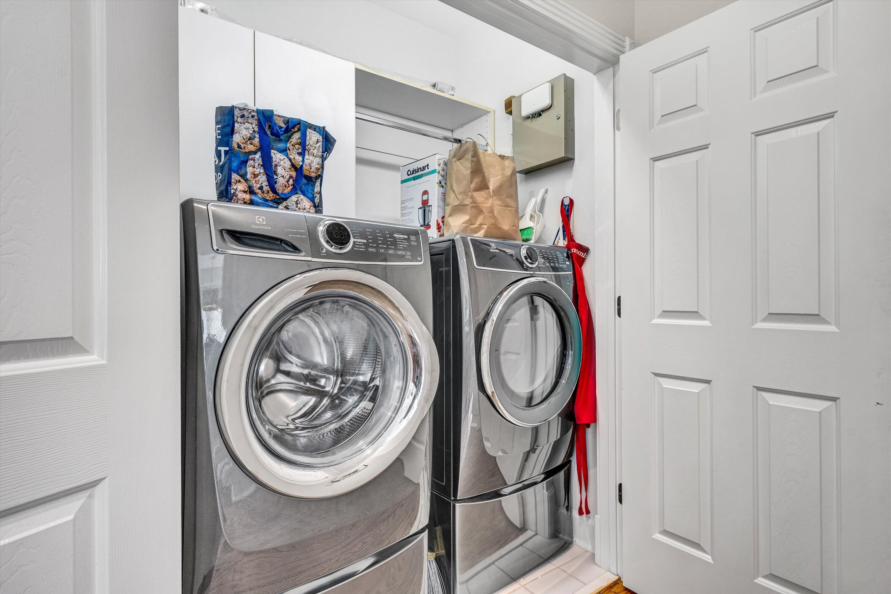 Roanoke, Virginia 24014, United States, 3 Bedrooms Bedrooms, ,4 BathroomsBathrooms,Residential,Pending,206014