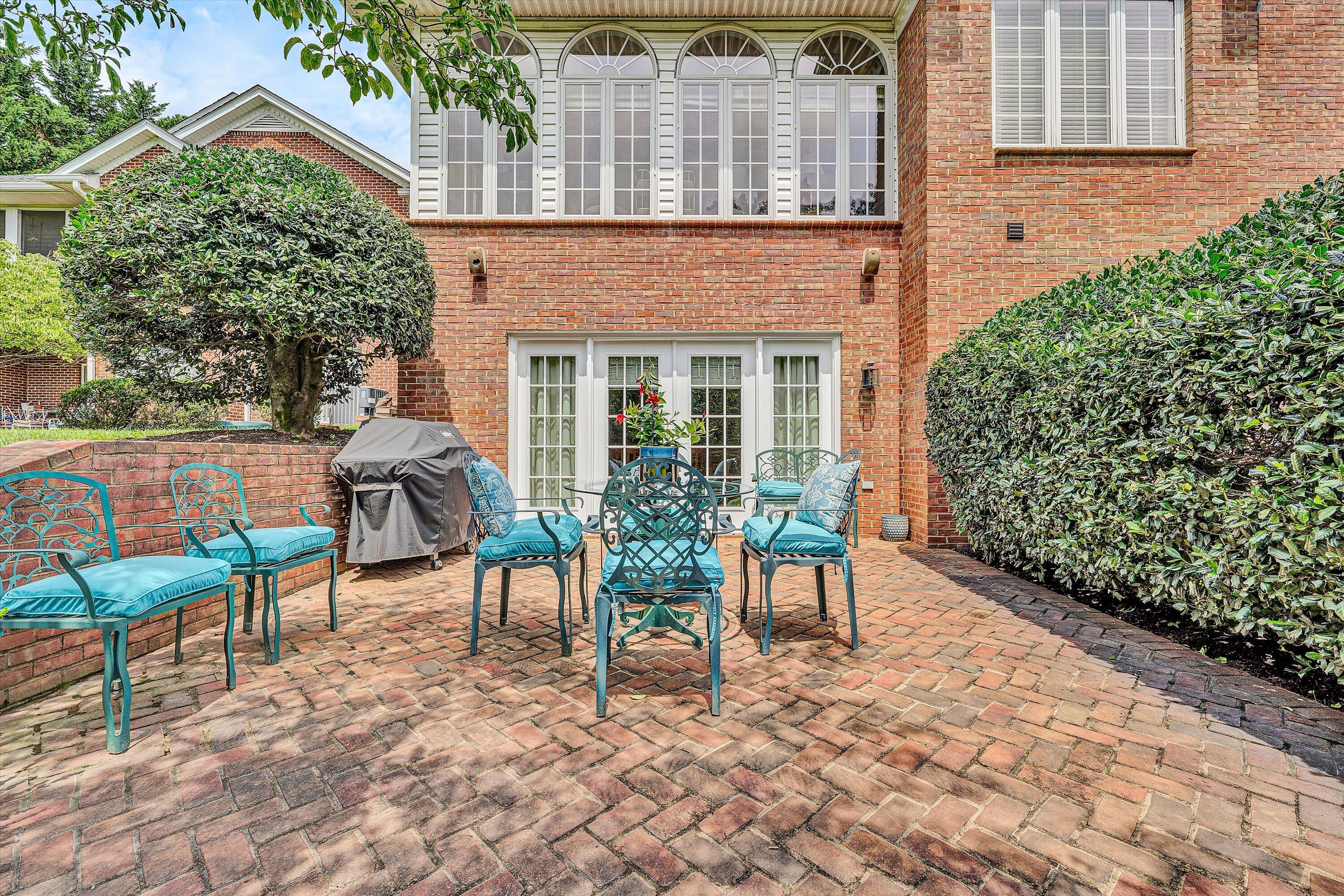 Roanoke, Virginia 24014, United States, 3 Bedrooms Bedrooms, ,4 BathroomsBathrooms,Residential,Pending,206014