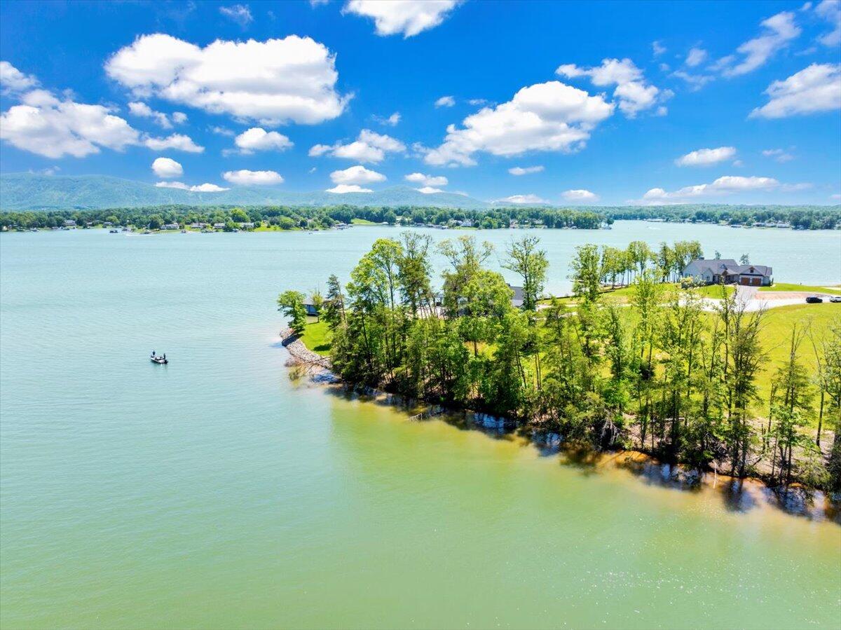 389 Hyannis Pt Pt, Union Hall, Virginia image 17