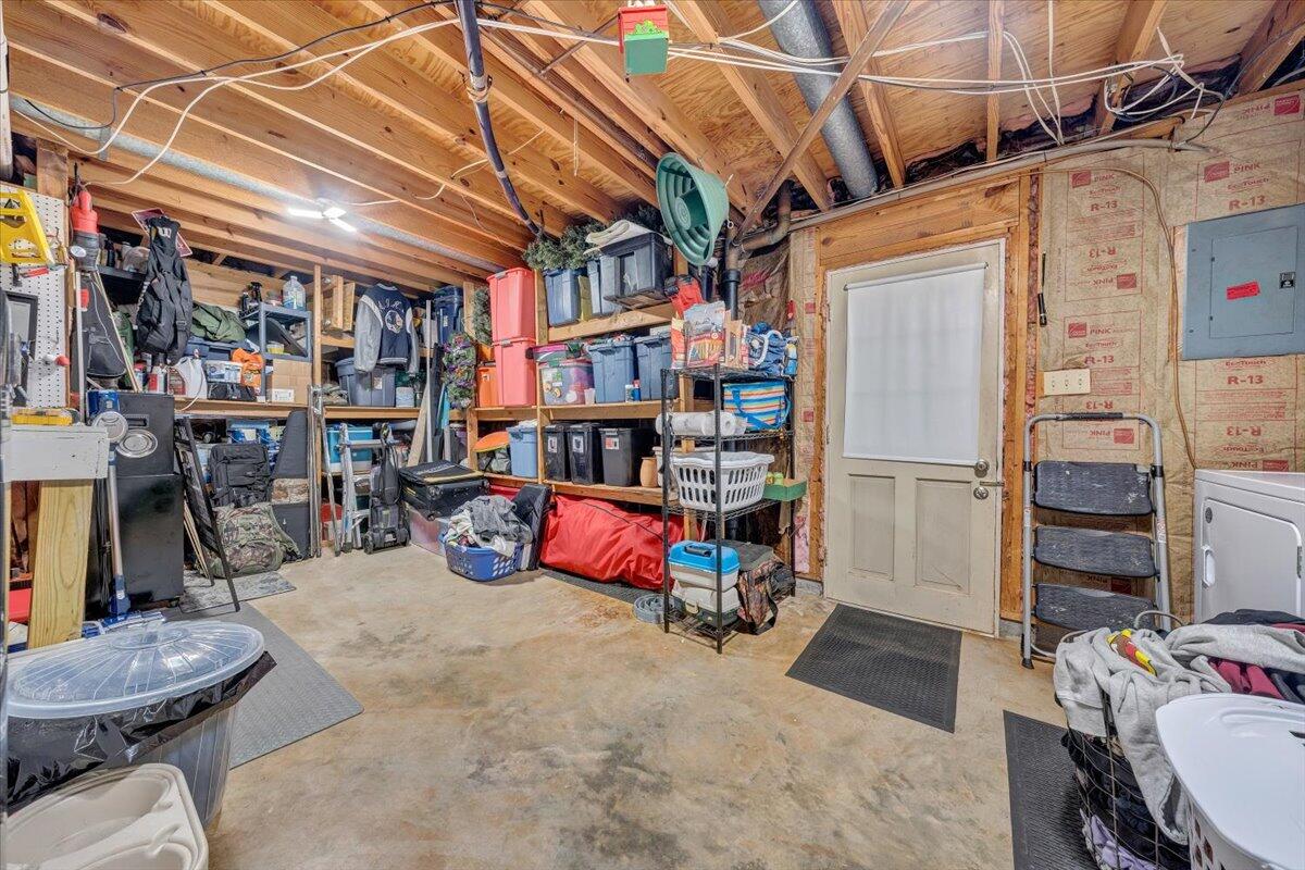919 Halifax Cir, Vinton, Virginia image 35