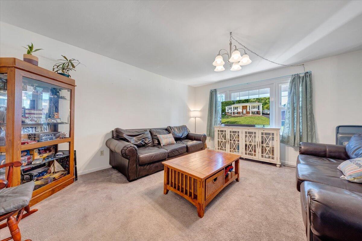 919 Halifax Cir, Vinton, Virginia image 2