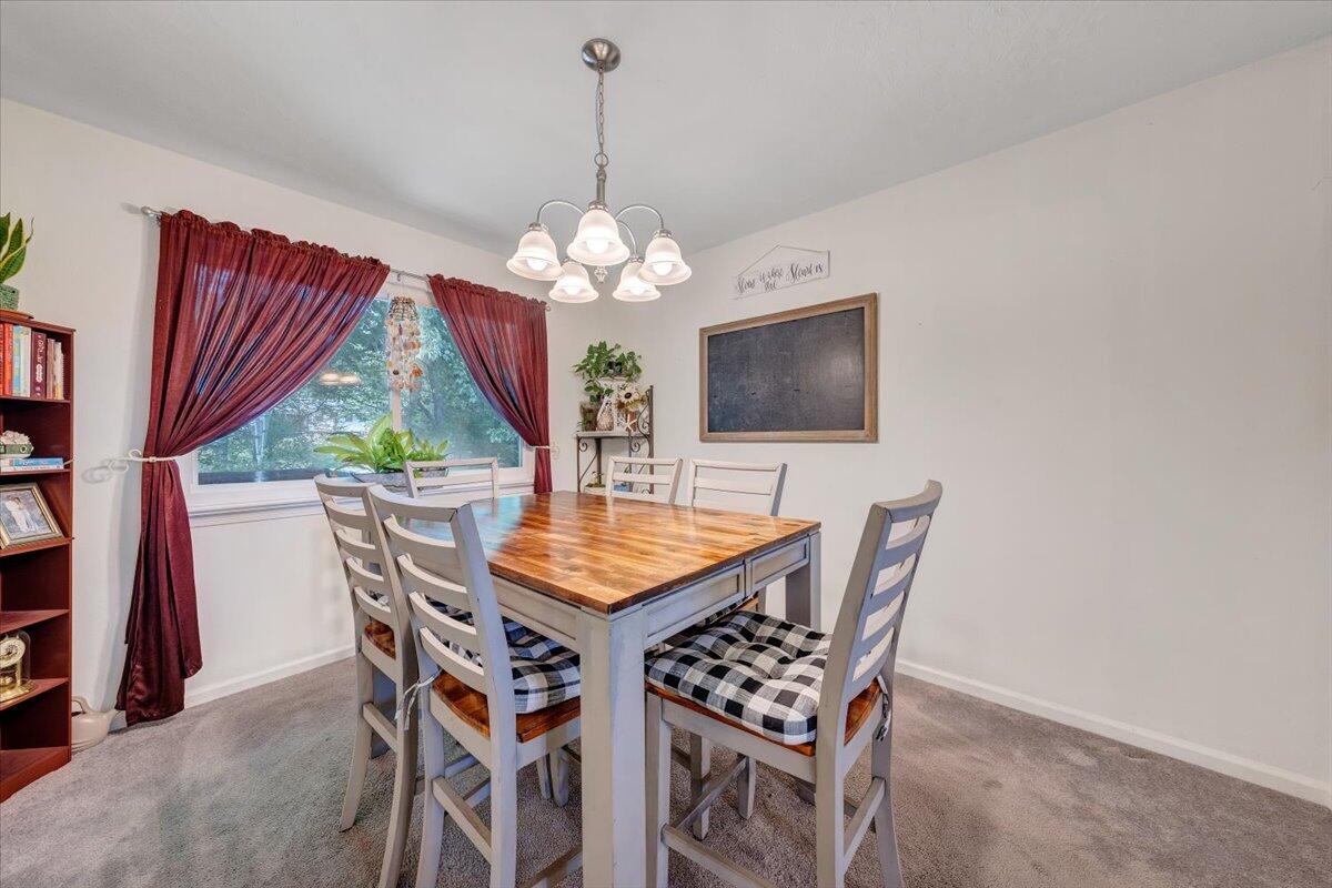 919 Halifax Cir, Vinton, Virginia image 9