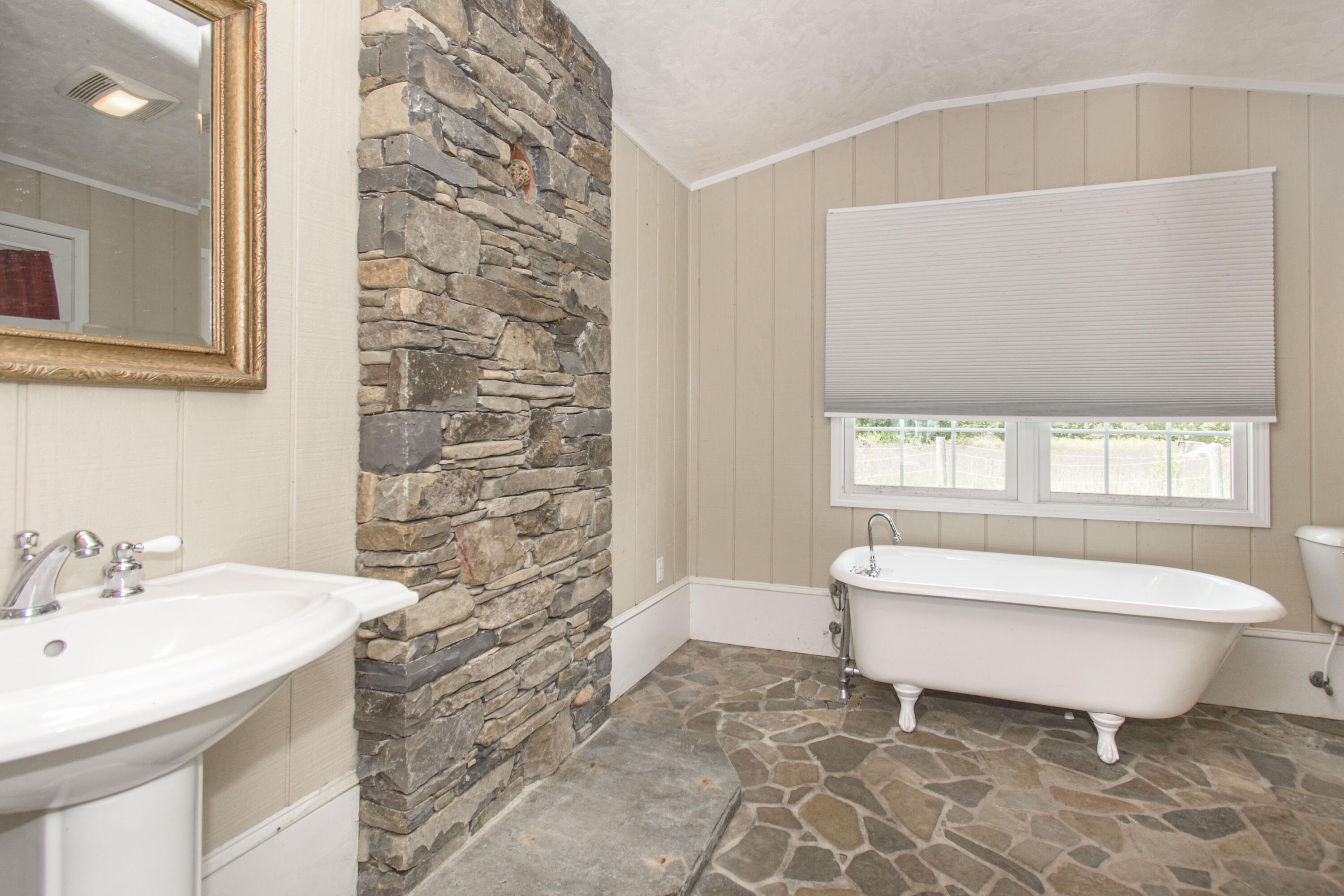 Catawba, Virginia, 24070, United States, 7 Bedrooms Bedrooms, ,6 BathroomsBathrooms,Residential,Active,1945254