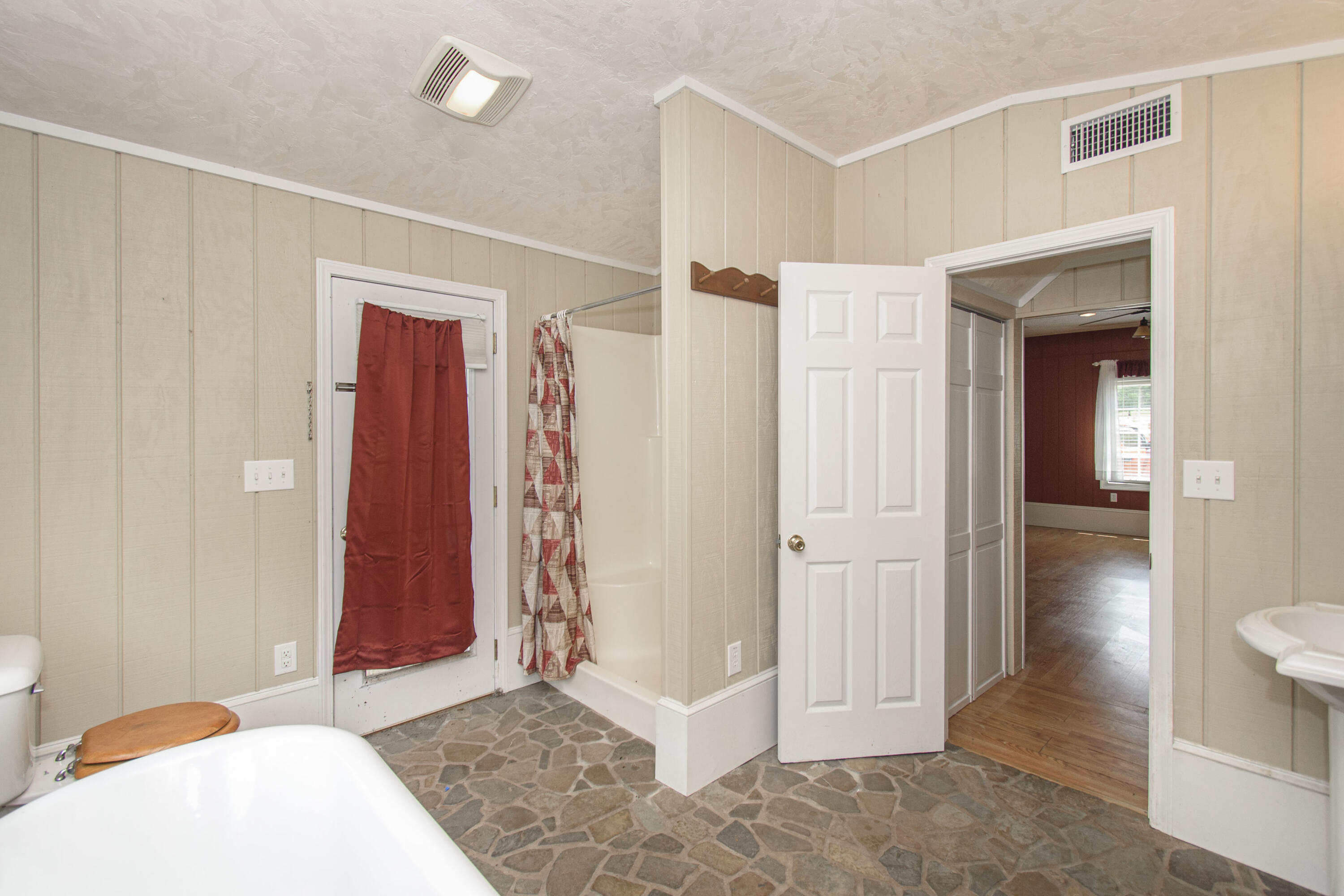Catawba, Virginia, 24070, United States, 7 Bedrooms Bedrooms, ,6 BathroomsBathrooms,Residential,Active,1945254
