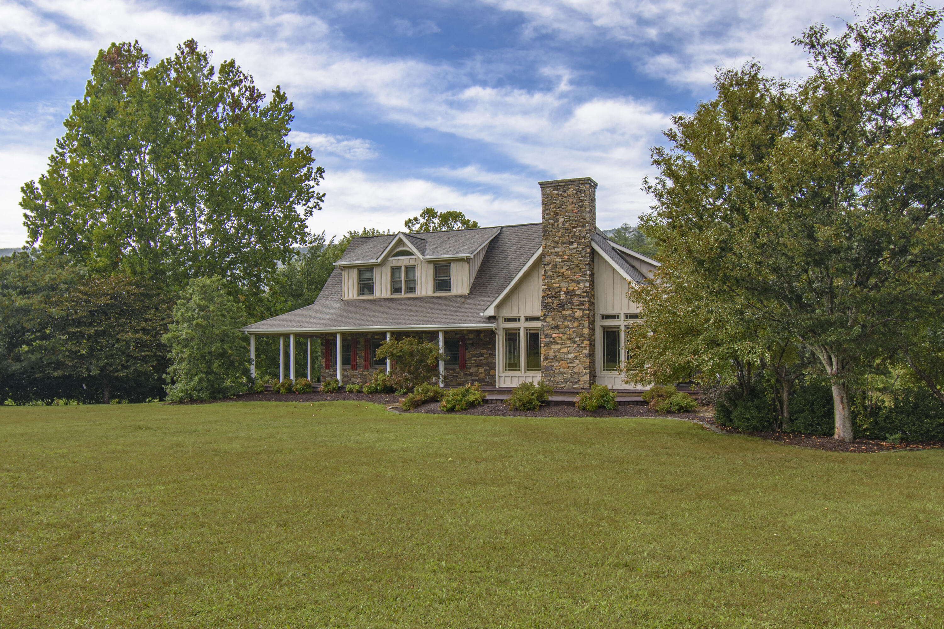 Catawba, Virginia, 24070, United States, 7 Bedrooms Bedrooms, ,6 BathroomsBathrooms,Residential,Active,1945254