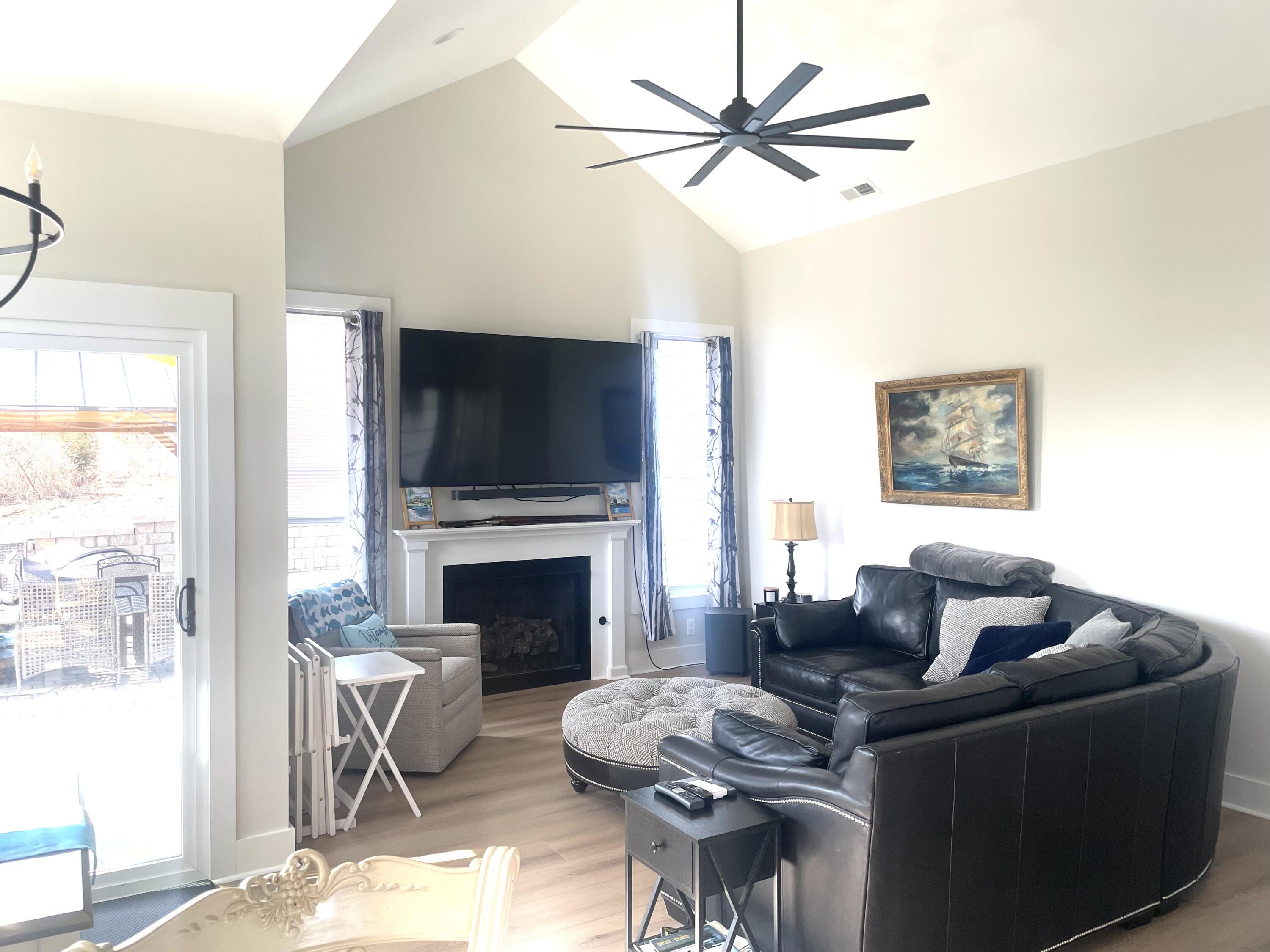 1054 Barrow Hills Dr, Huddleston, Virginia image 4