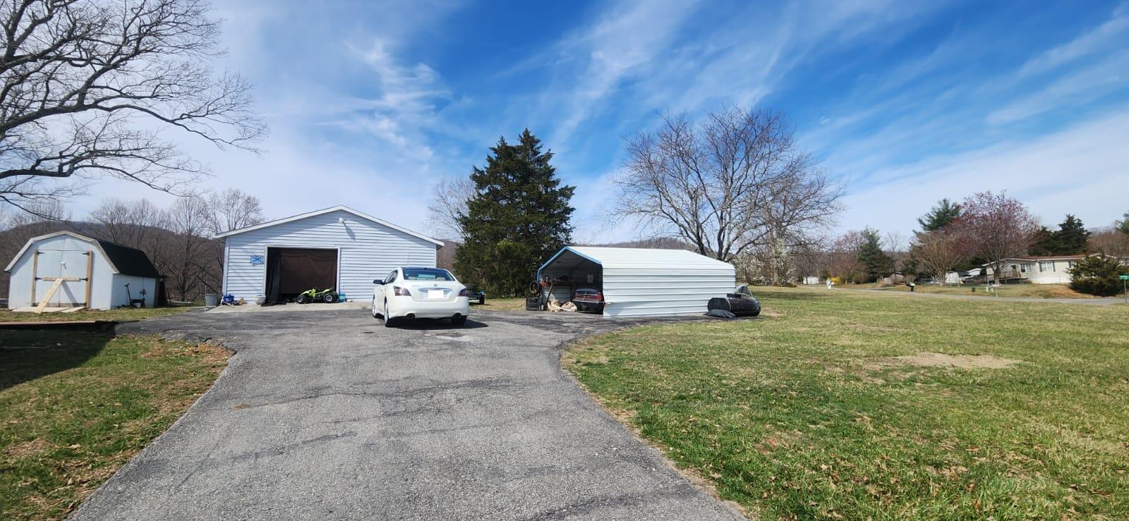 402 Mountain Meadow Dr, Vinton, Virginia image 2