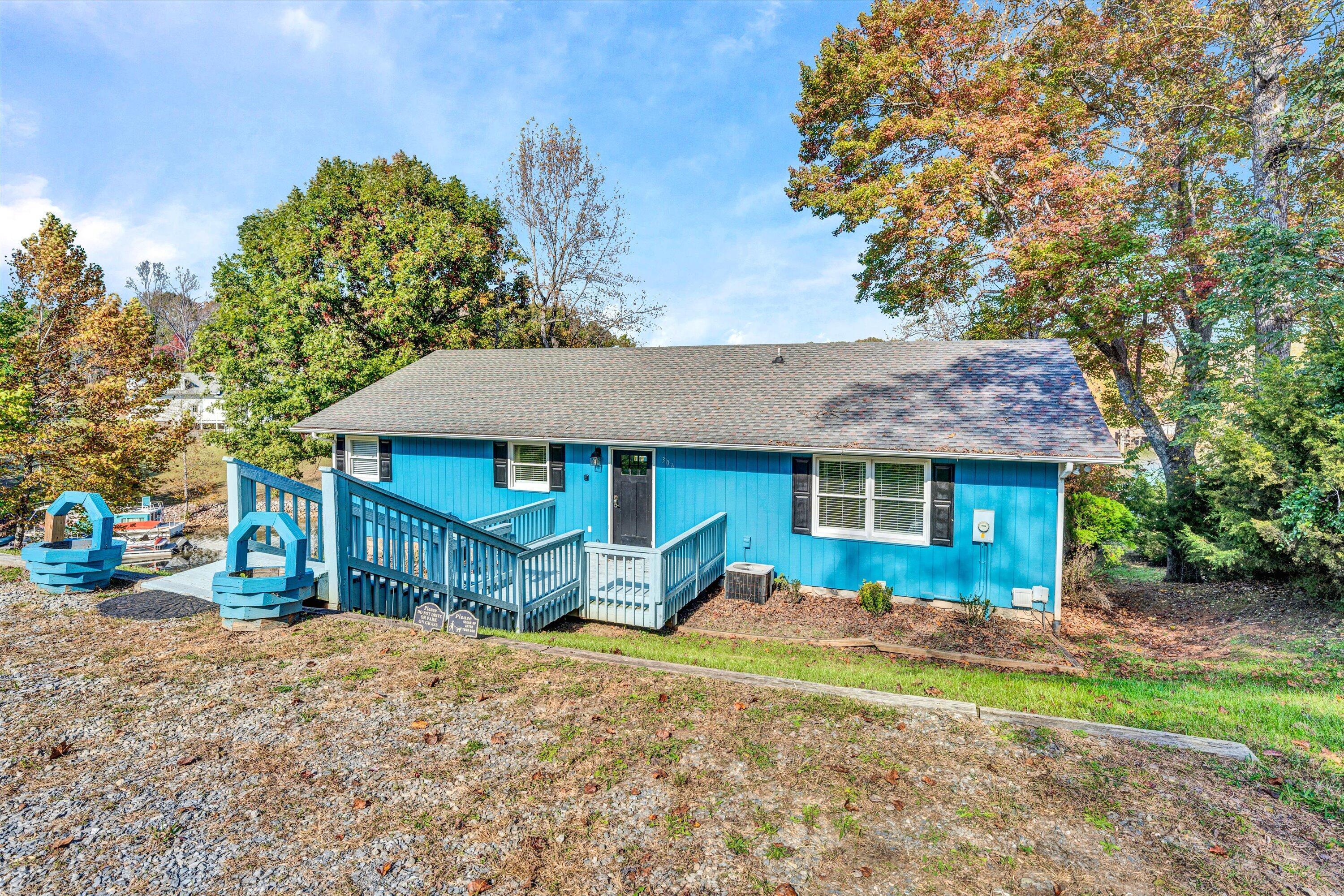 306 Hilltop Dr, Huddleston, Virginia image 1