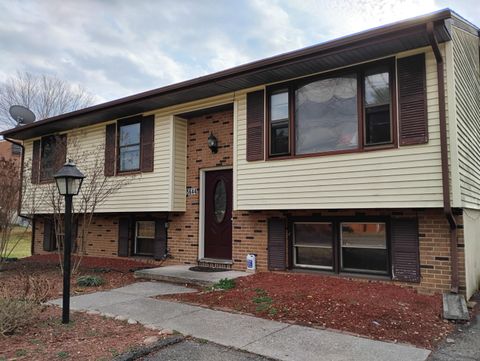 Photo of 5644 Meadowcrest ST, Roanoke, VA 24019 (MLS # 925156)