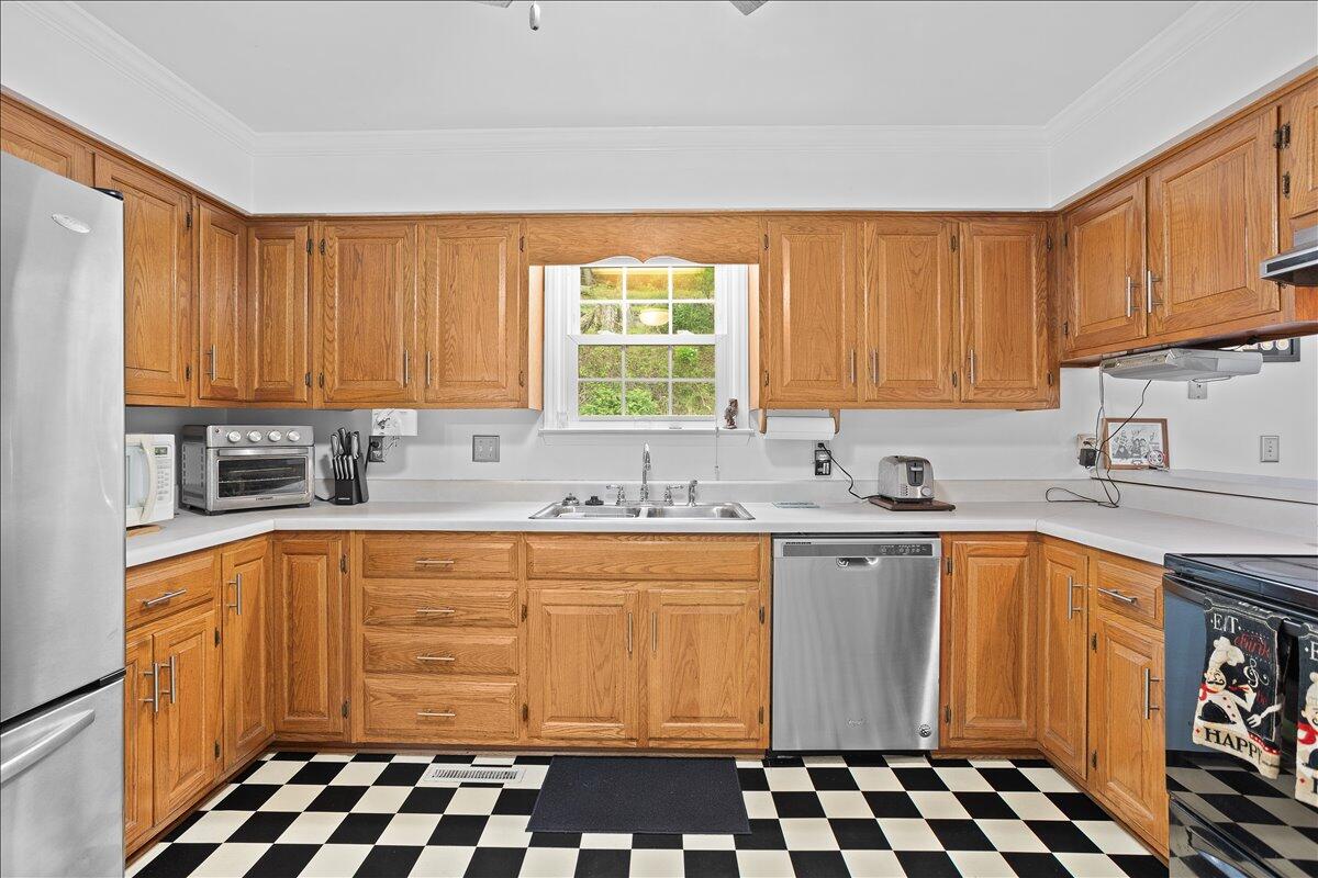 112 Upland Dr, Salem, Virginia image 3