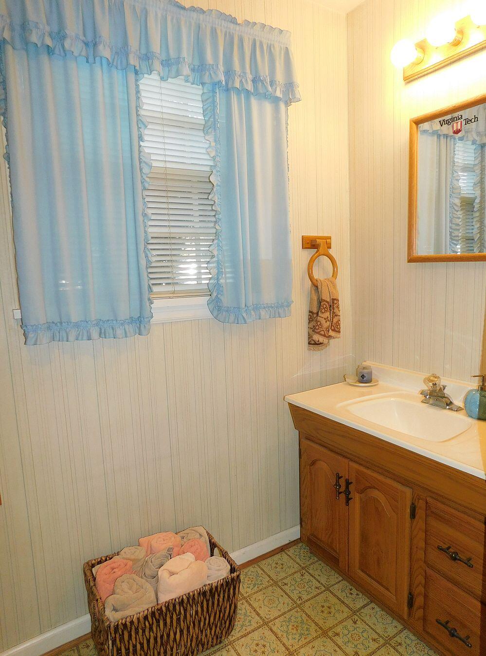 Roanoke, Virginia 24018, United States, 4 Bedrooms Bedrooms, ,2 BathroomsBathrooms,Residential,Active,221998