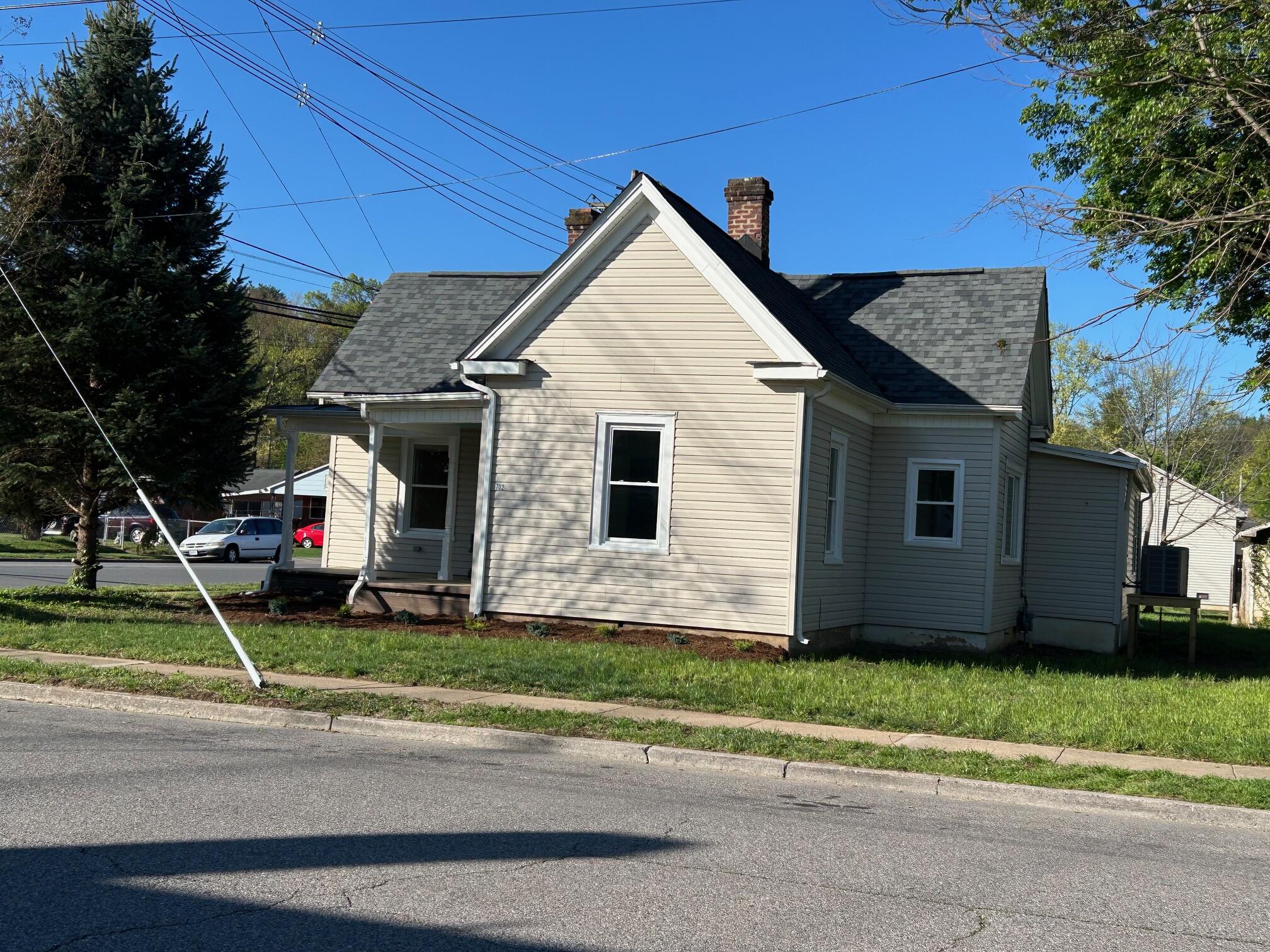 702 Front Ave, Salem, Virginia image 1