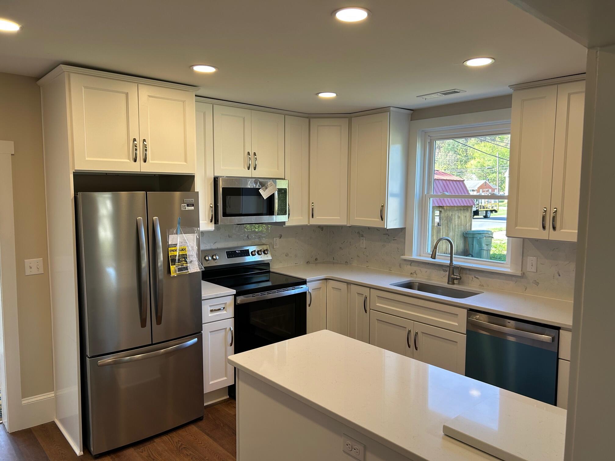 702 Front Ave, Salem, Virginia image 24