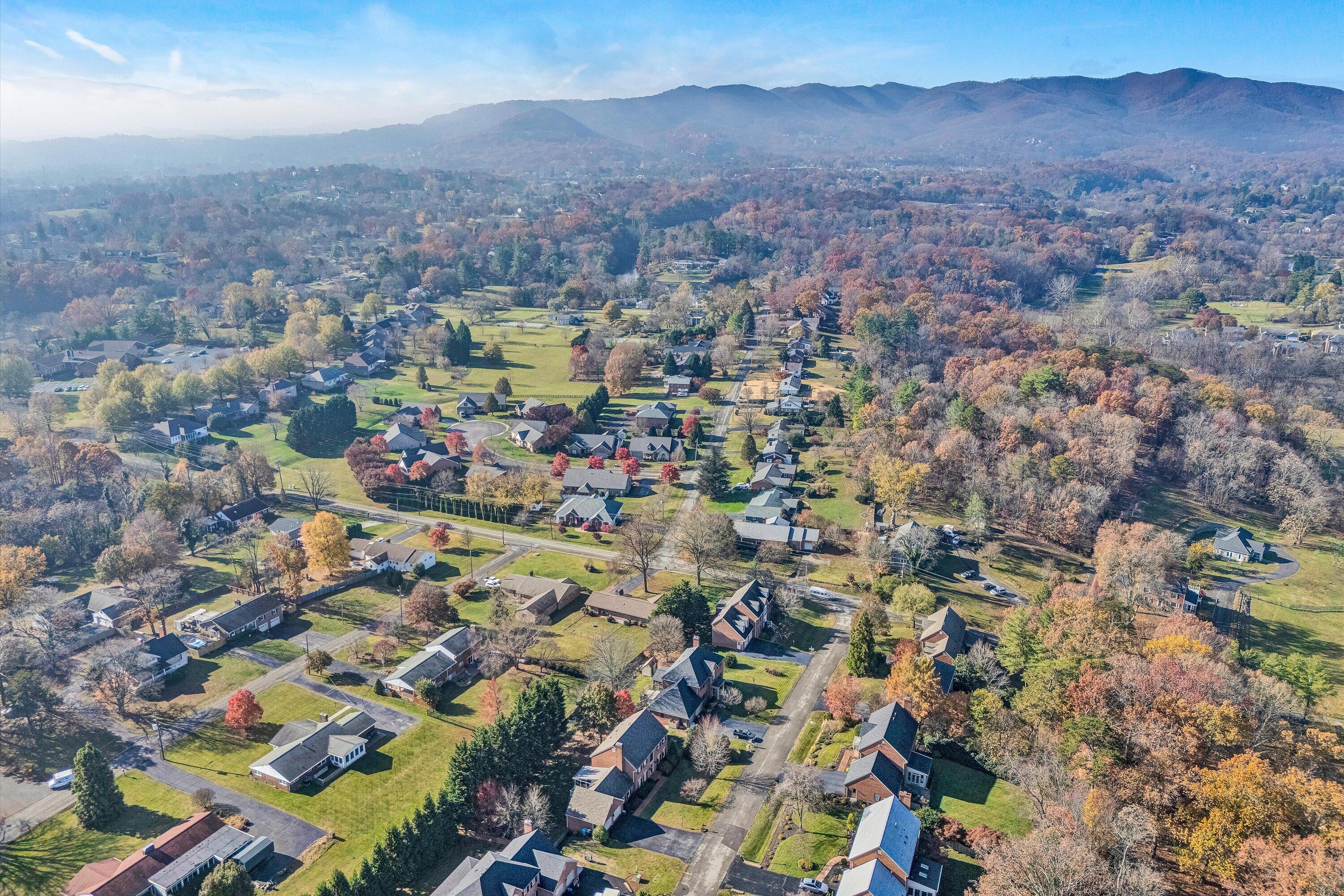 Roanoke, Virginia 24018, United States, 4 Bedrooms Bedrooms, ,4 BathroomsBathrooms,Residential,Pending,82091