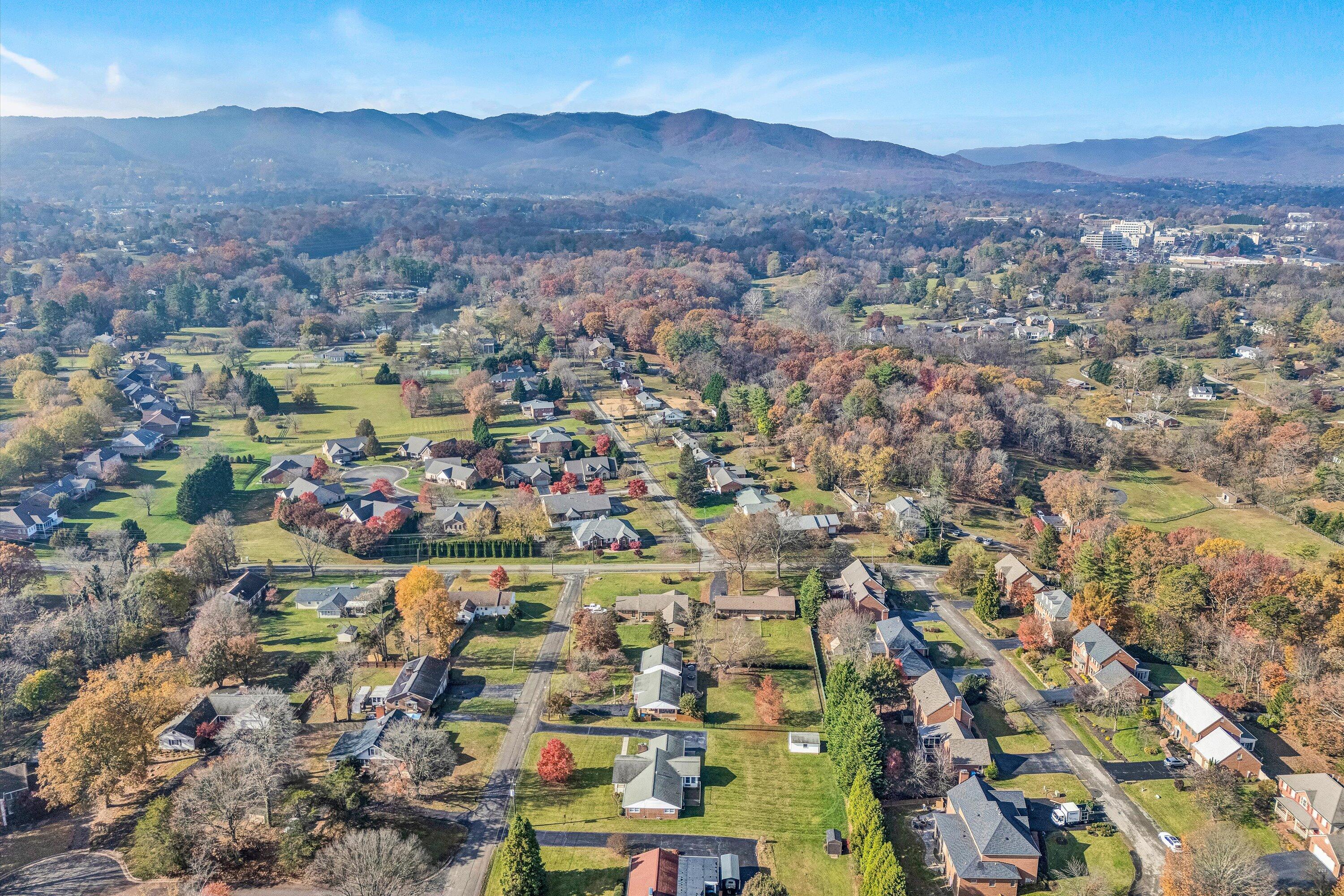 Roanoke, Virginia 24018, United States, 4 Bedrooms Bedrooms, ,4 BathroomsBathrooms,Residential,Pending,82091