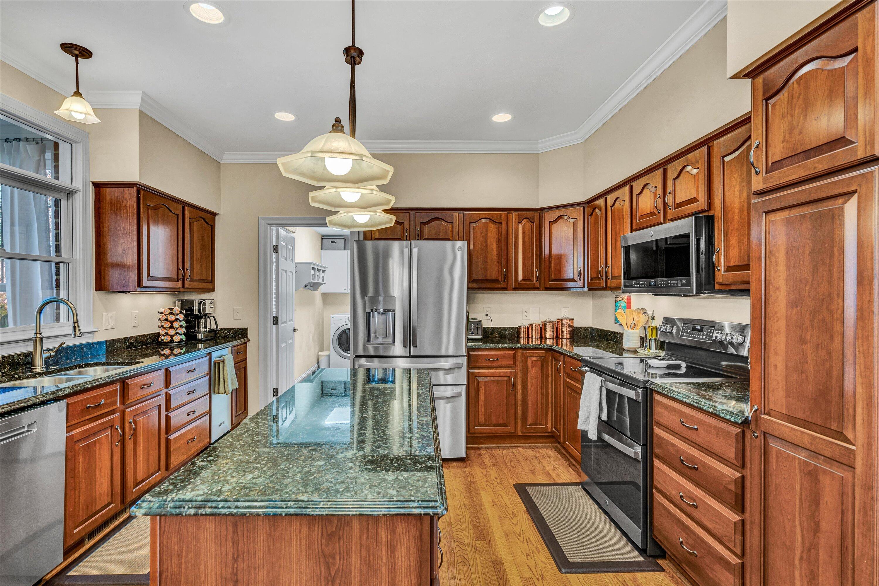 Roanoke, Virginia 24018, United States, 4 Bedrooms Bedrooms, ,4 BathroomsBathrooms,Residential,Pending,82091