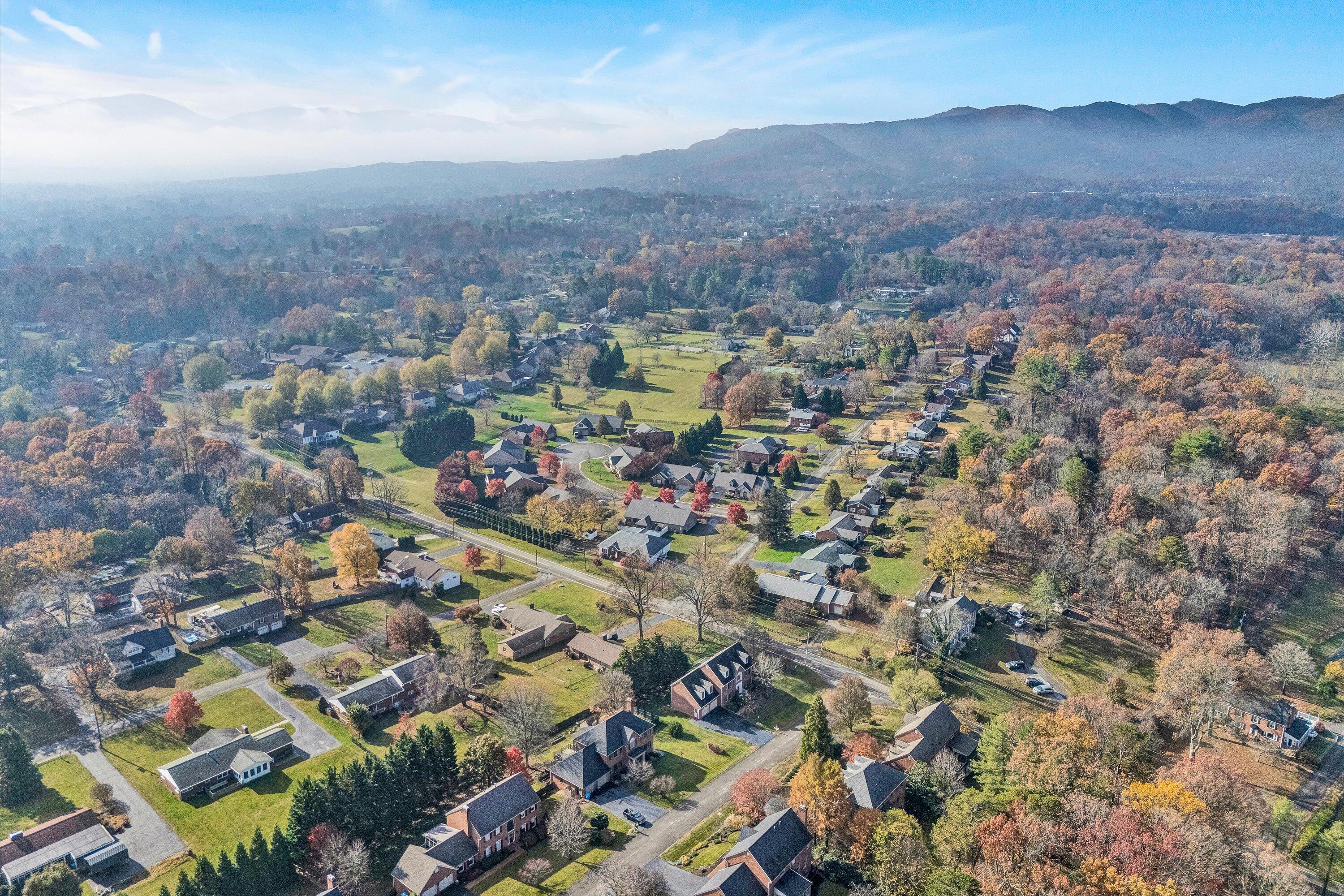 Roanoke, Virginia 24018, United States, 4 Bedrooms Bedrooms, ,4 BathroomsBathrooms,Residential,Pending,82091