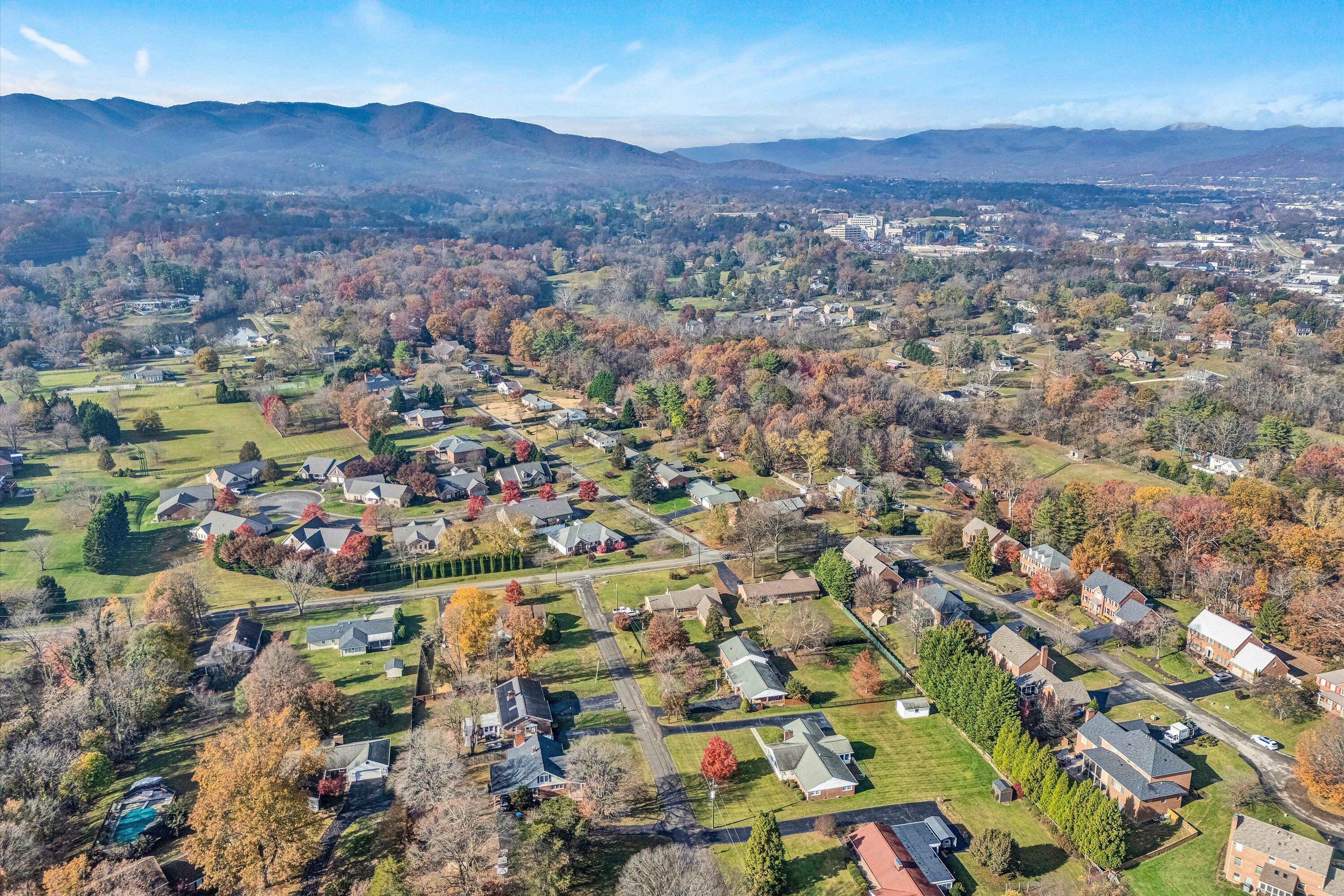 Roanoke, Virginia 24018, United States, 4 Bedrooms Bedrooms, ,4 BathroomsBathrooms,Residential,Pending,82091