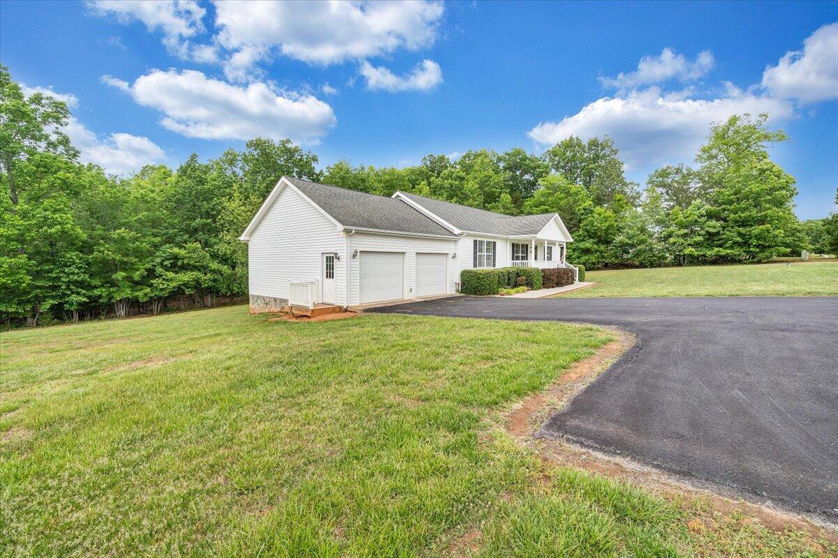 1169 Cinnamon Ridge Rd, Moneta, Virginia image 2