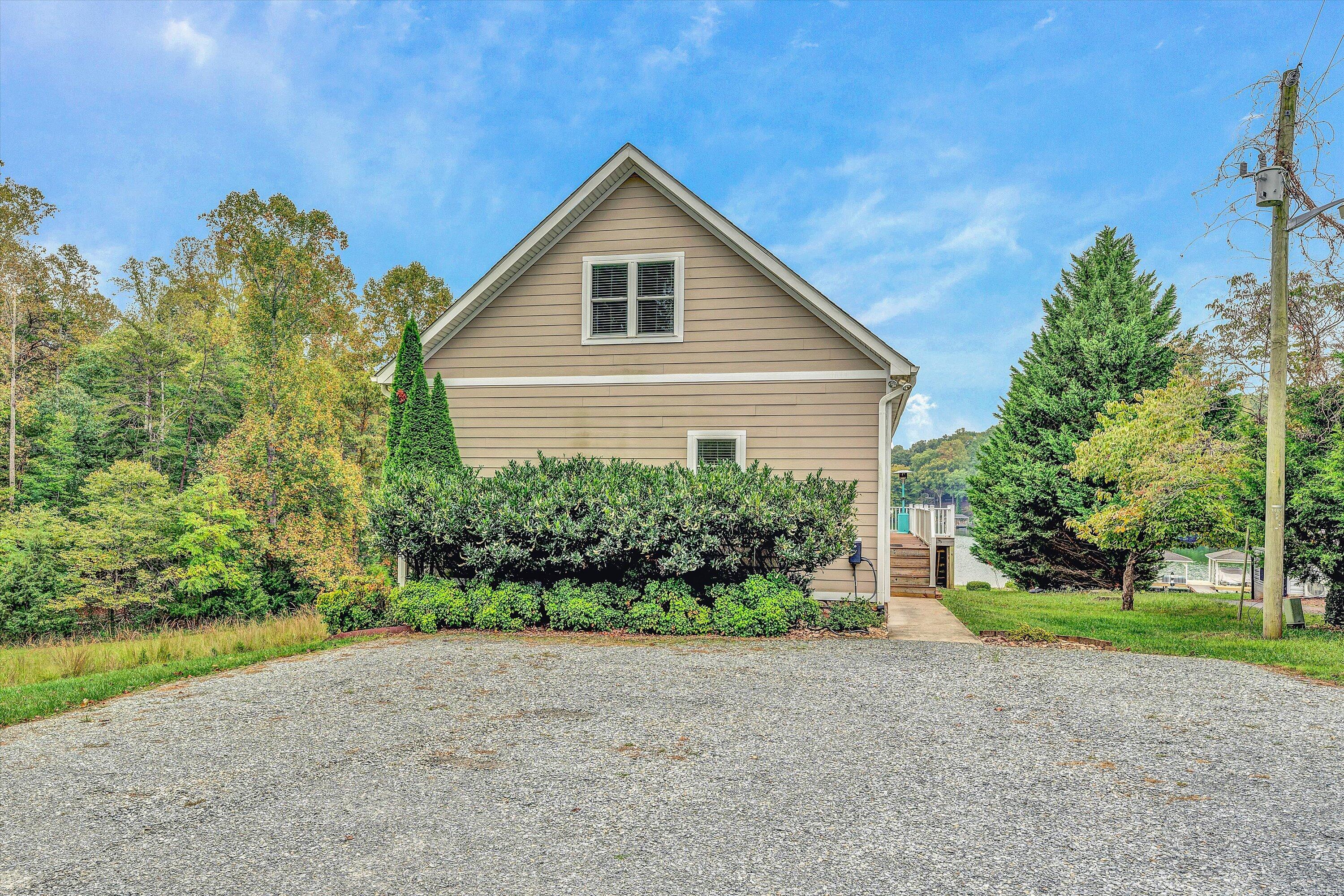 433 Surrey Dr, Huddleston, Virginia image 4