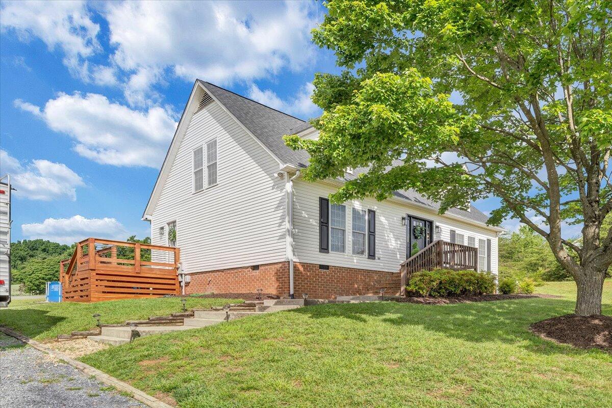 1028 Park Mountain Ter, Huddleston, Virginia image 2