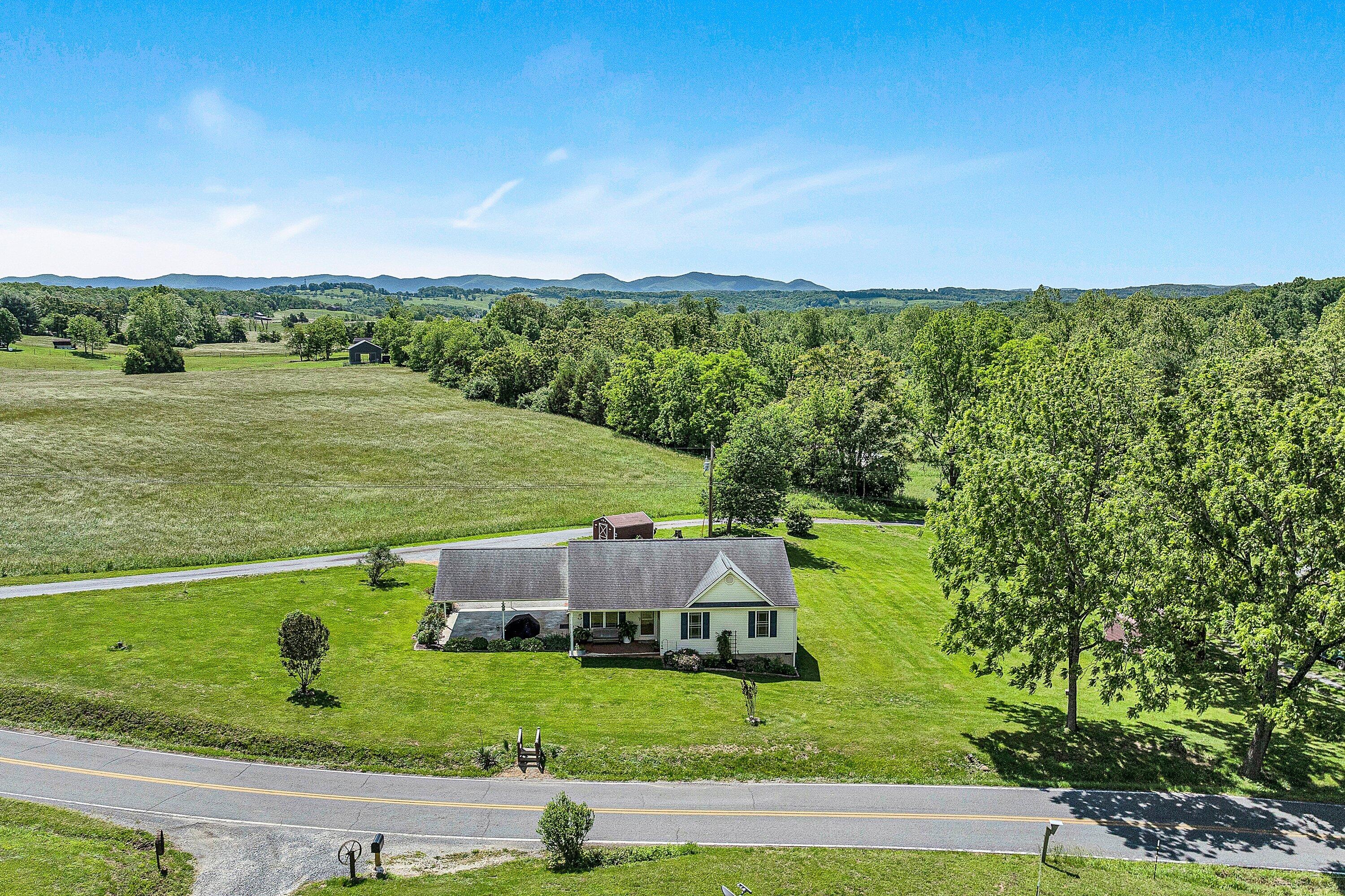 22 Spring Branch Ln, Fincastle, Virginia image 2