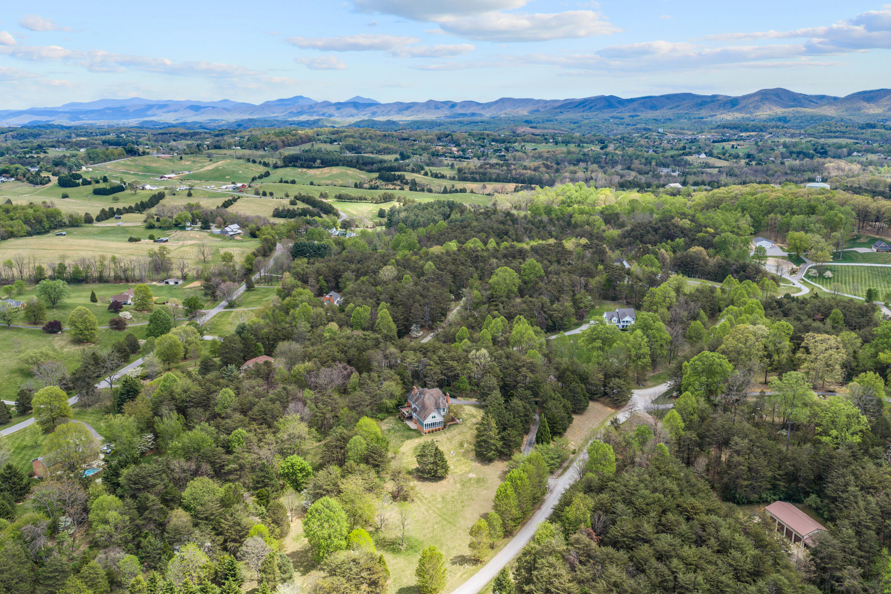 Troutville, Virginia, 24175, United States, 5 Bedrooms Bedrooms, ,4 BathroomsBathrooms,Residential,Active,2038617