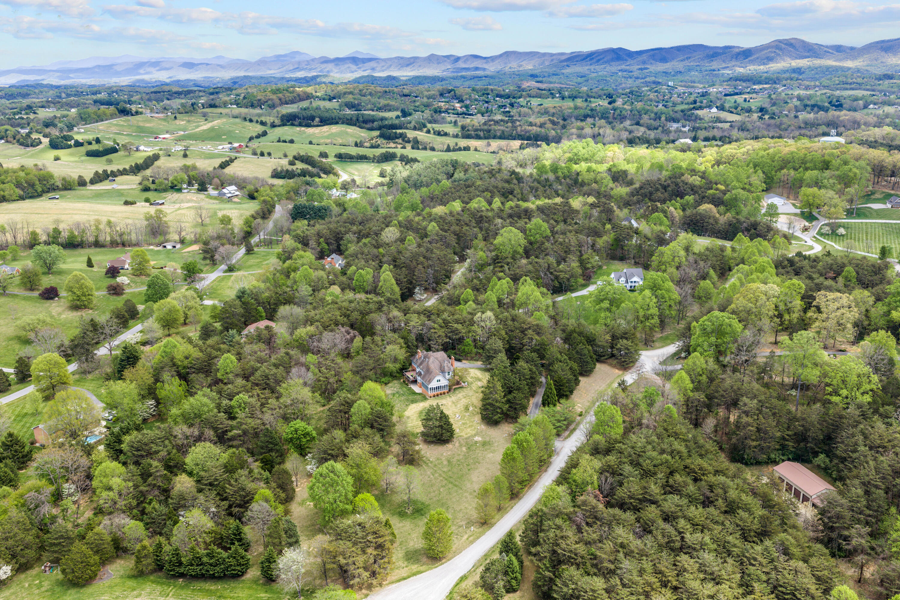 Troutville, Virginia, 24175, United States, 5 Bedrooms Bedrooms, ,4 BathroomsBathrooms,Residential,Active,2038617