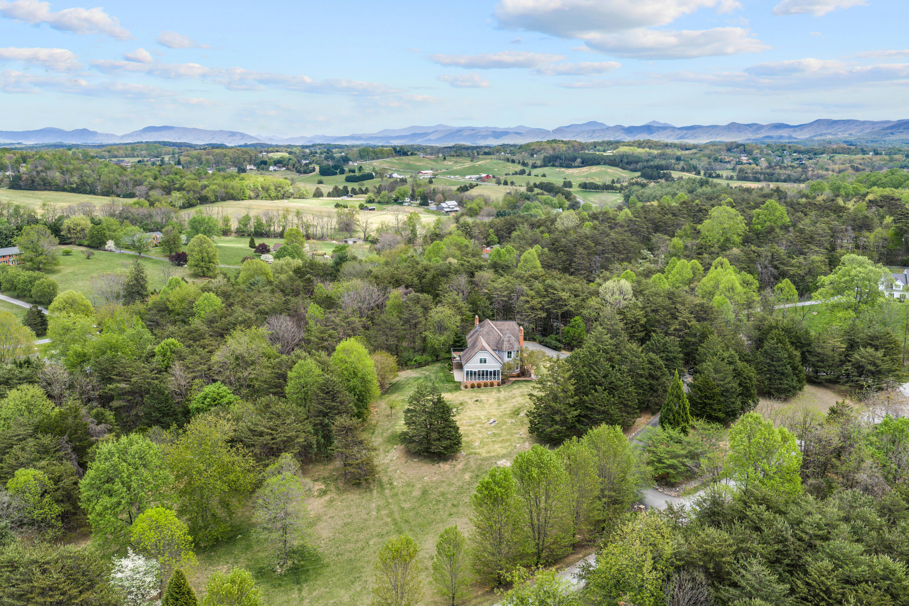 Troutville, Virginia, 24175, United States, 5 Bedrooms Bedrooms, ,4 BathroomsBathrooms,Residential,Active,2038617