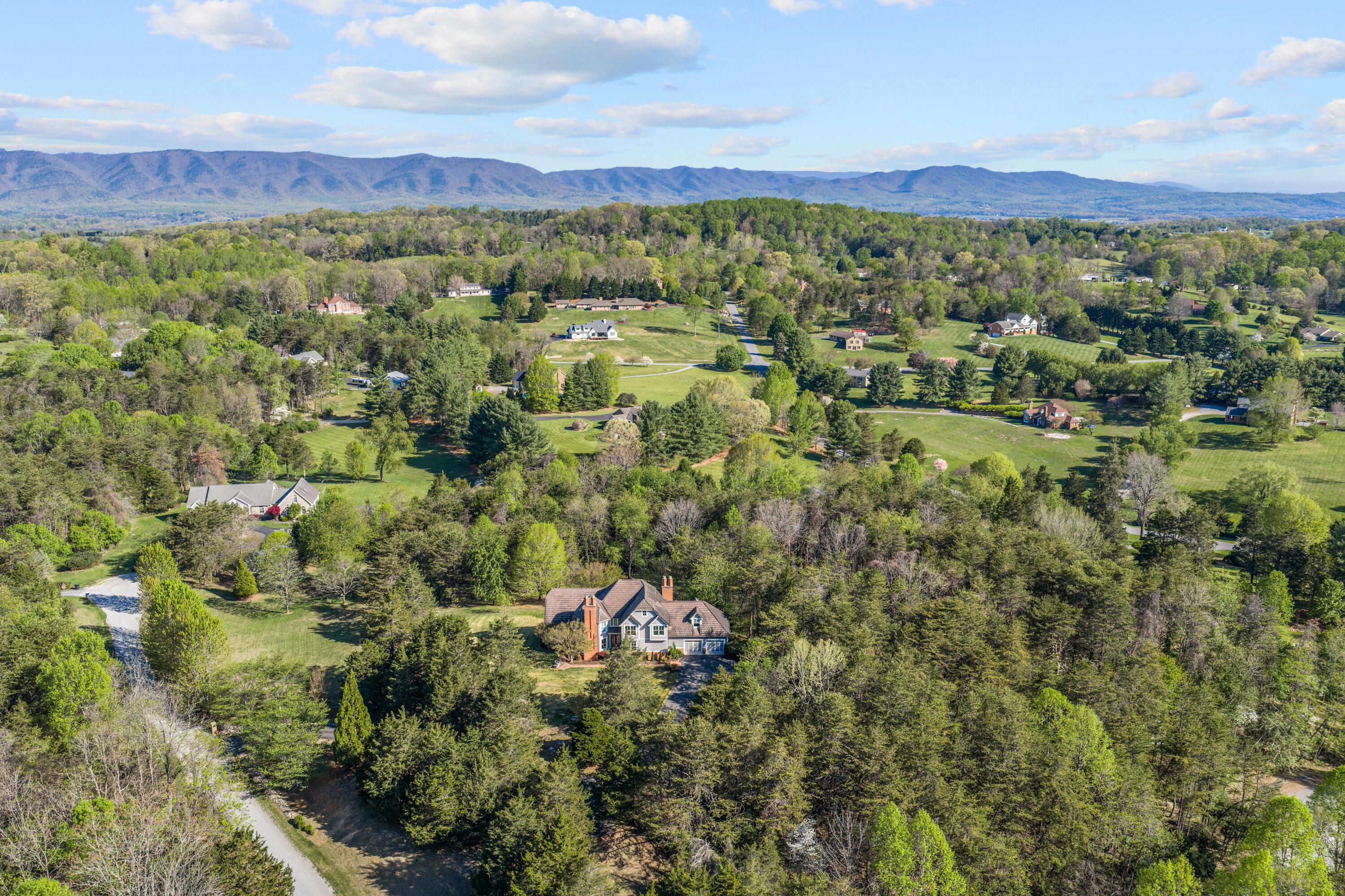 Troutville, Virginia, 24175, United States, 5 Bedrooms Bedrooms, ,4 BathroomsBathrooms,Residential,Active,2038617
