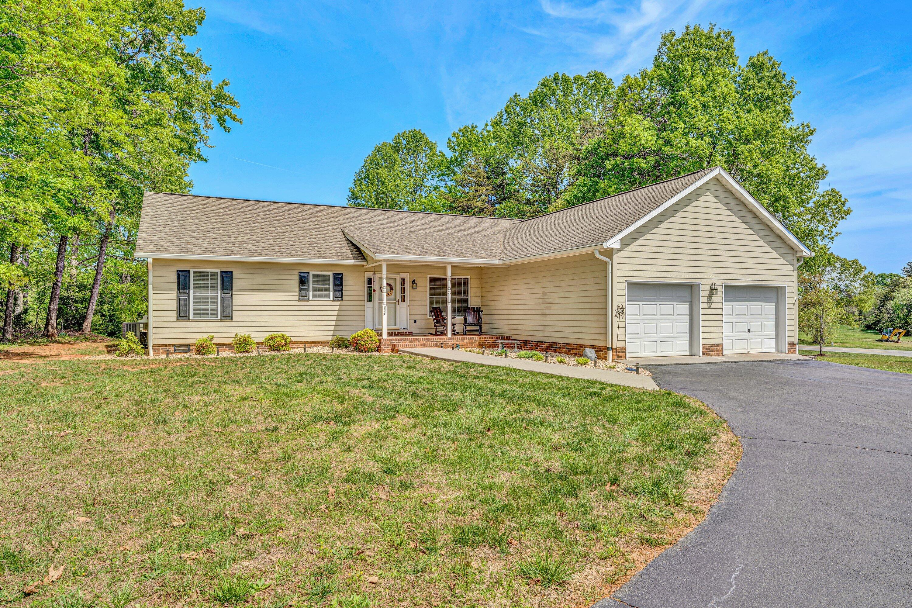 104 Peach Tree Ct, Huddleston, Virginia image 1