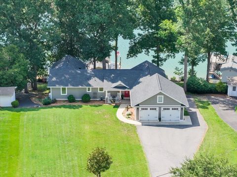 Homes For Sale - 129 Douglas Dr<br/> Moneta, VA 24121