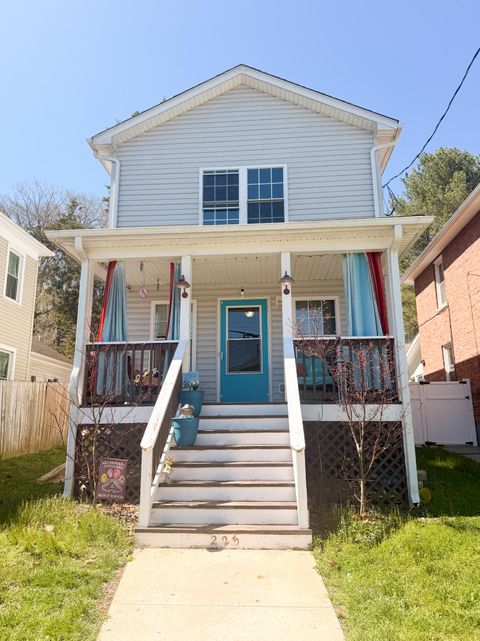 Photo of 225 Roxbury ST, Clifton Forge, VA 24422 (MLS # 925961)