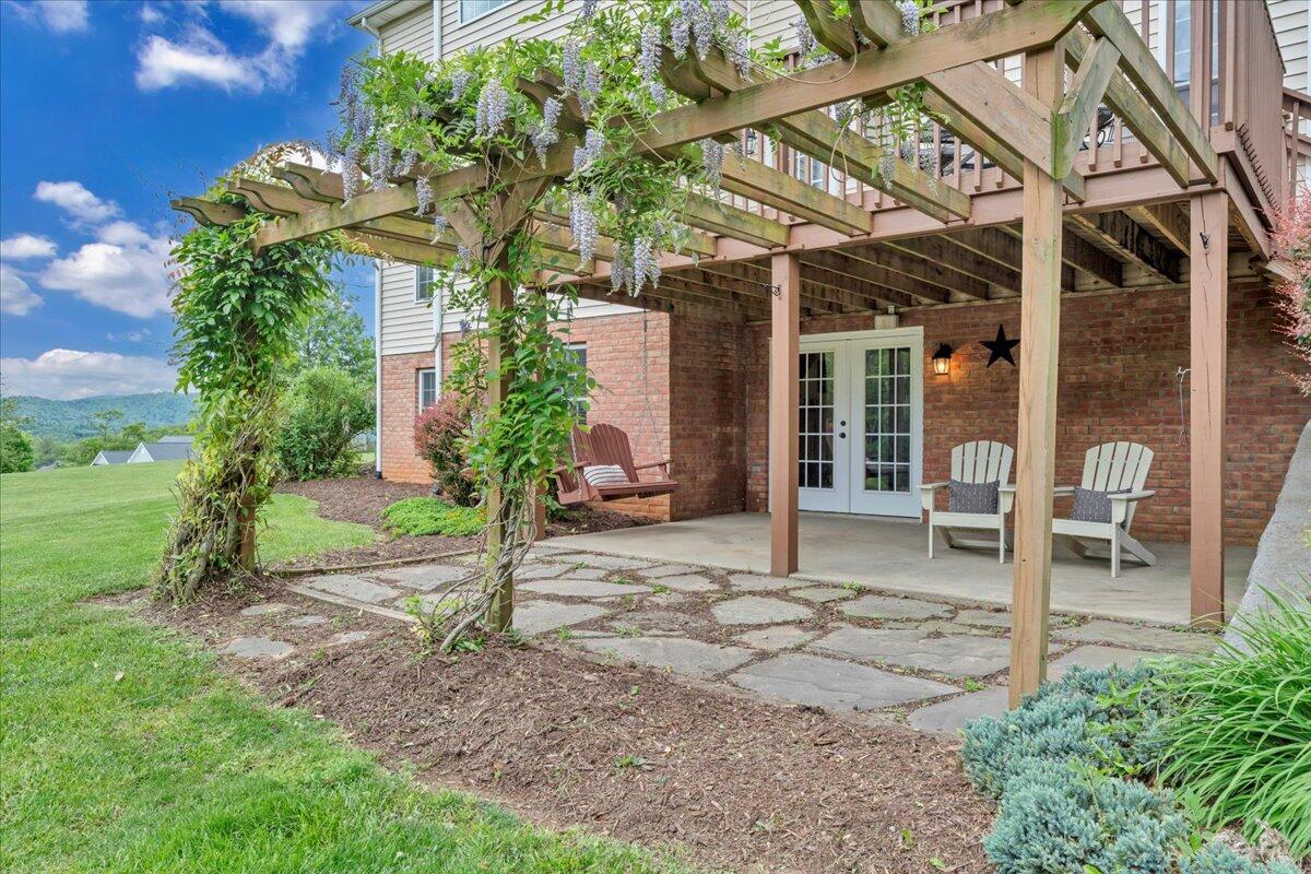 466 Thornblade Way, Blue Ridge, Virginia image 3