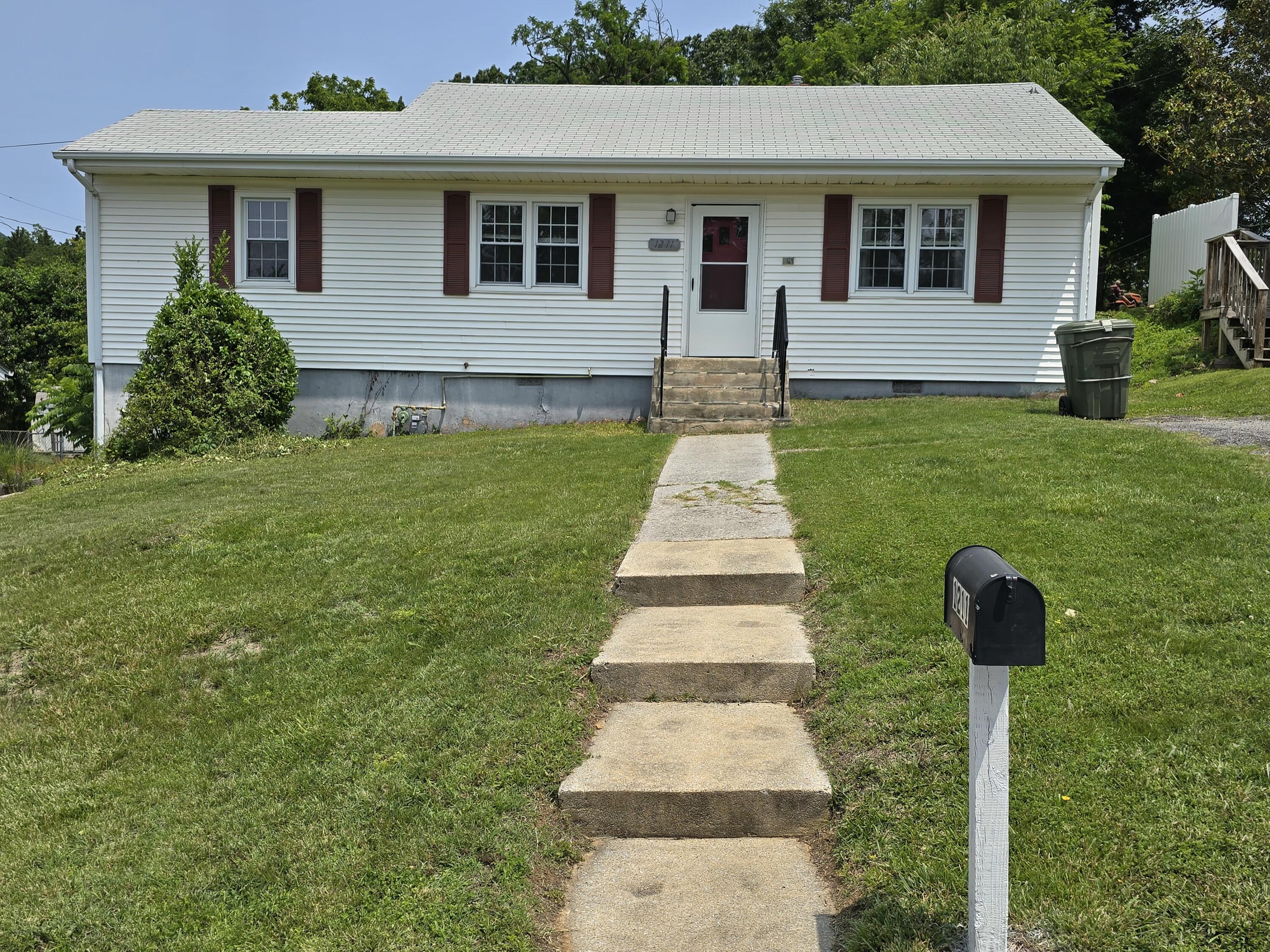 1211 Stoutamire Dr, Salem, Virginia image 1