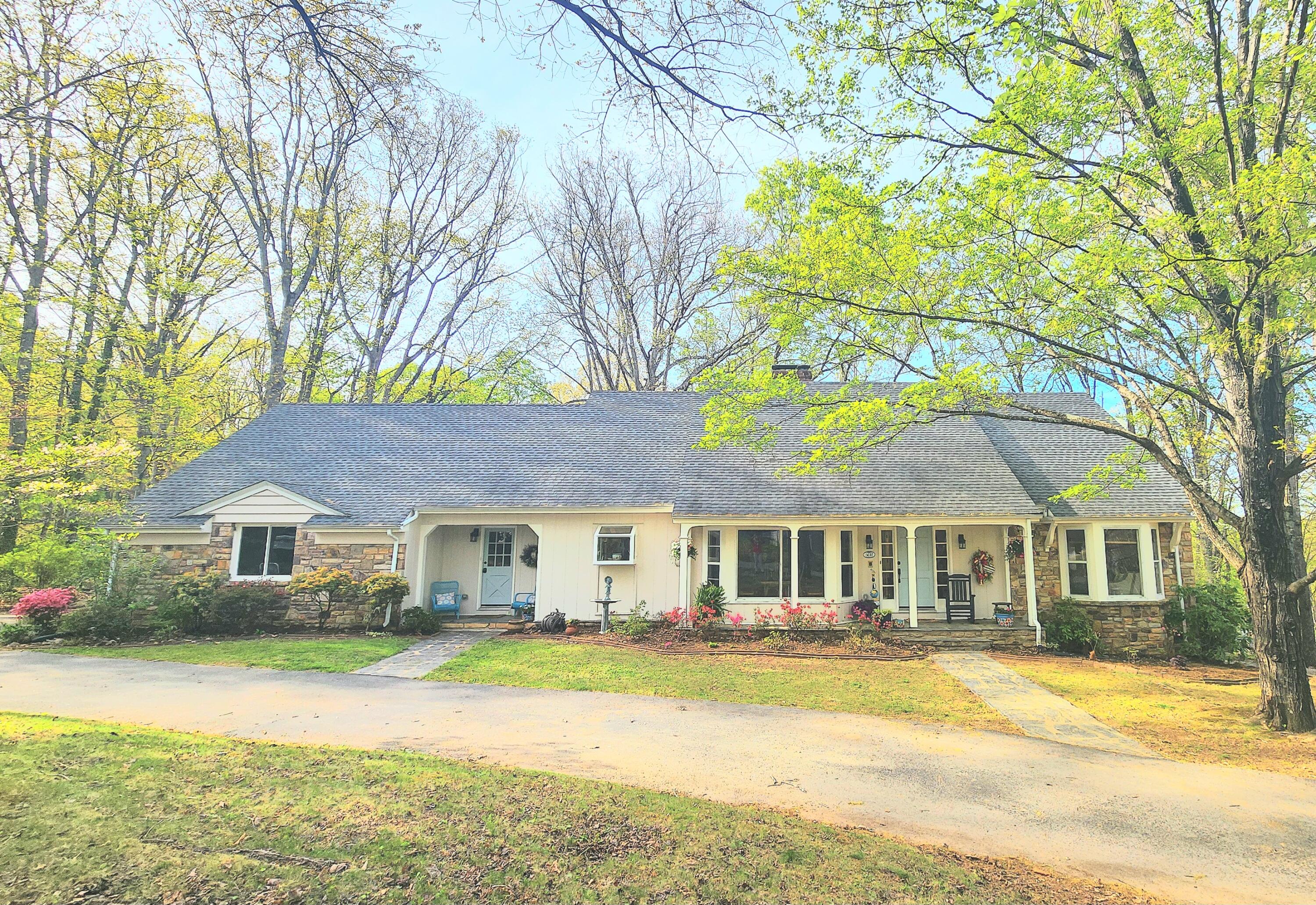 5011 Hunting Hills Dr, Roanoke, Virginia image 1