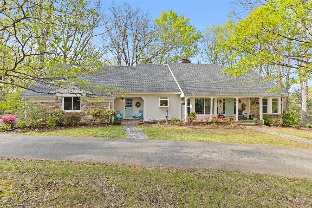 5011 Hunting Hills Dr, Roanoke, Virginia image 2