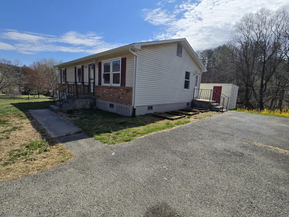 7208 Bent Mountain Rd, Roanoke, Virginia image 2